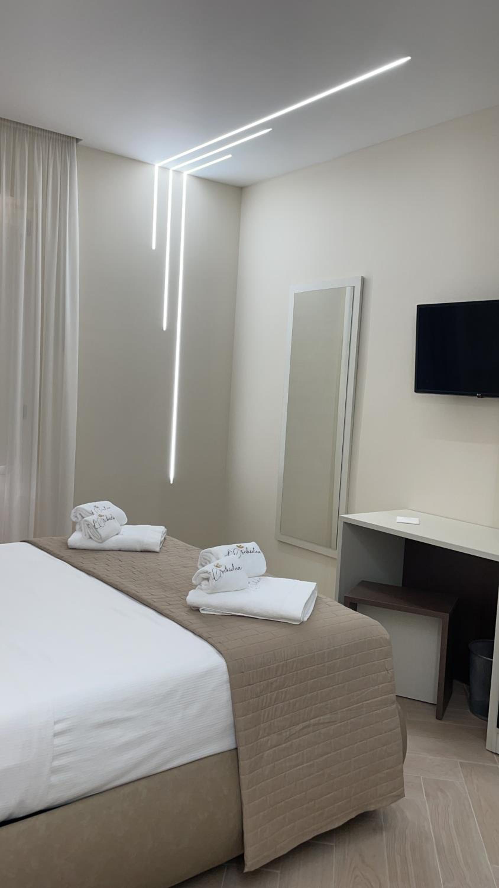 Suite with Balcony - Photo 28