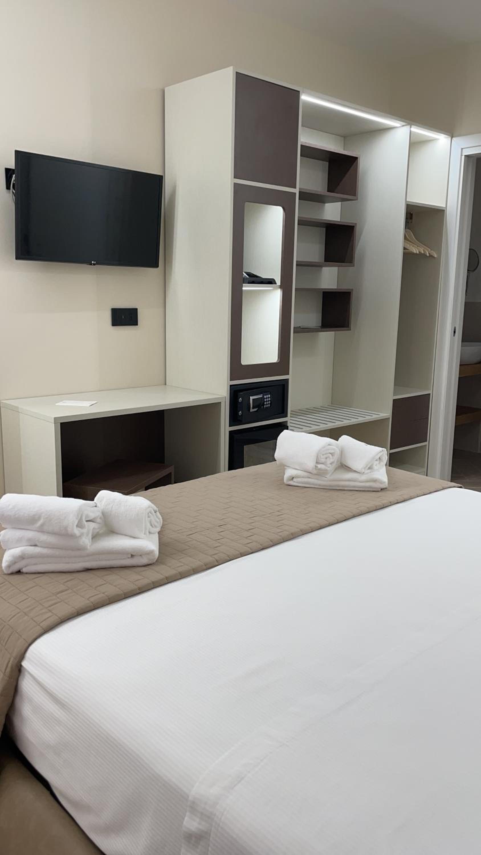 Suite with Balcony - Photo 8