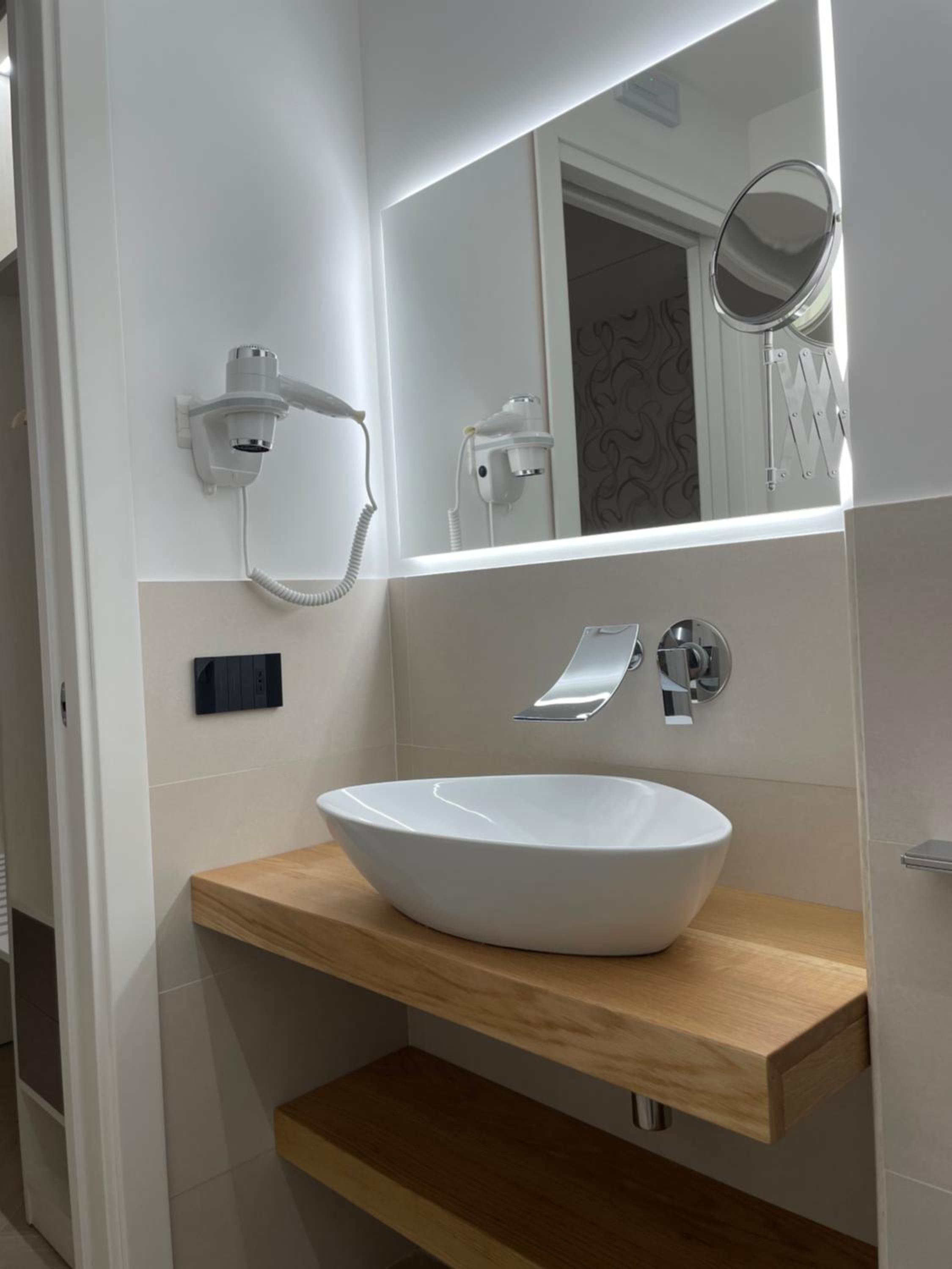 Suite with Balcony - Photo 26