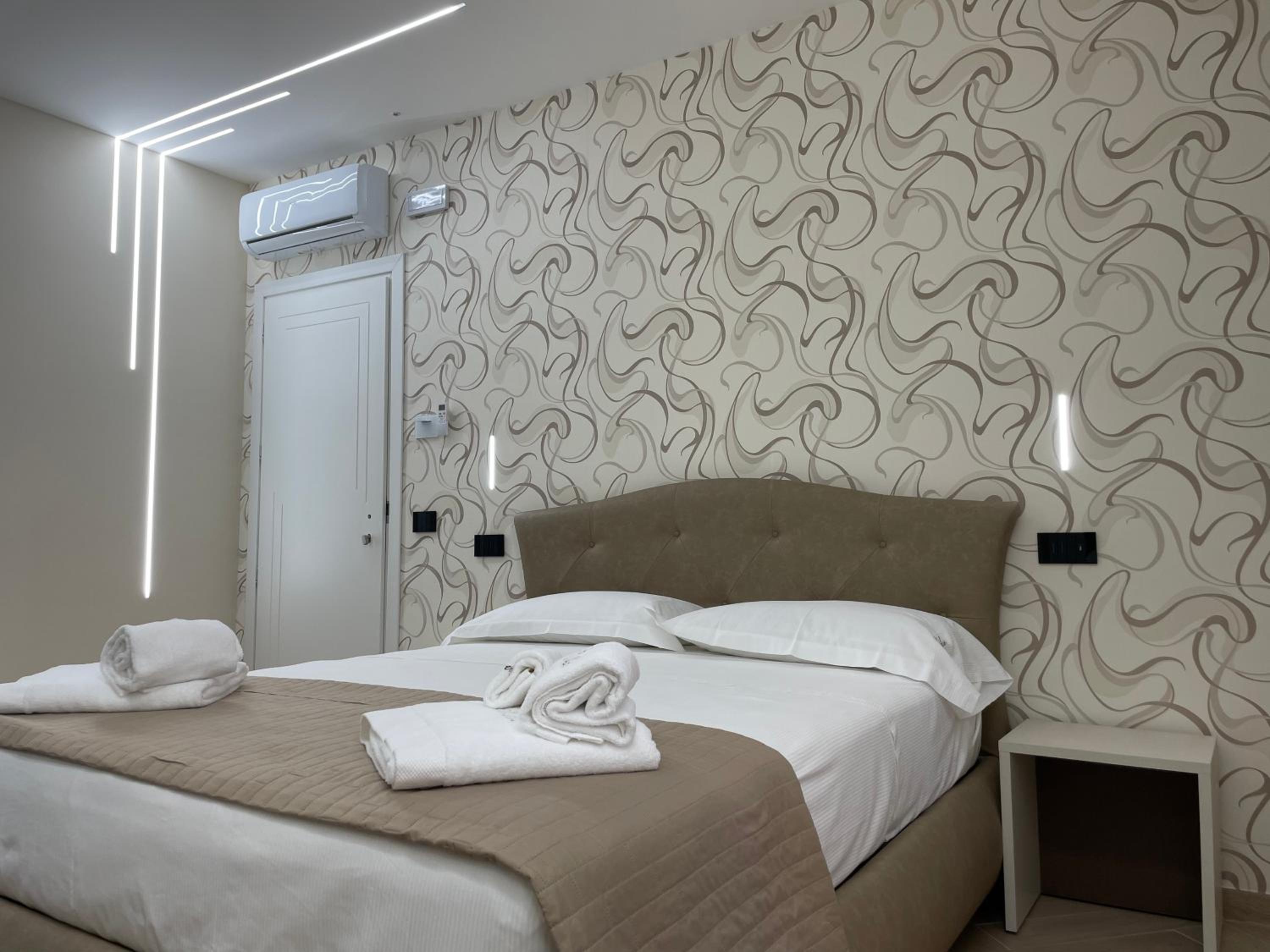 Suite with Balcony - Photo 27