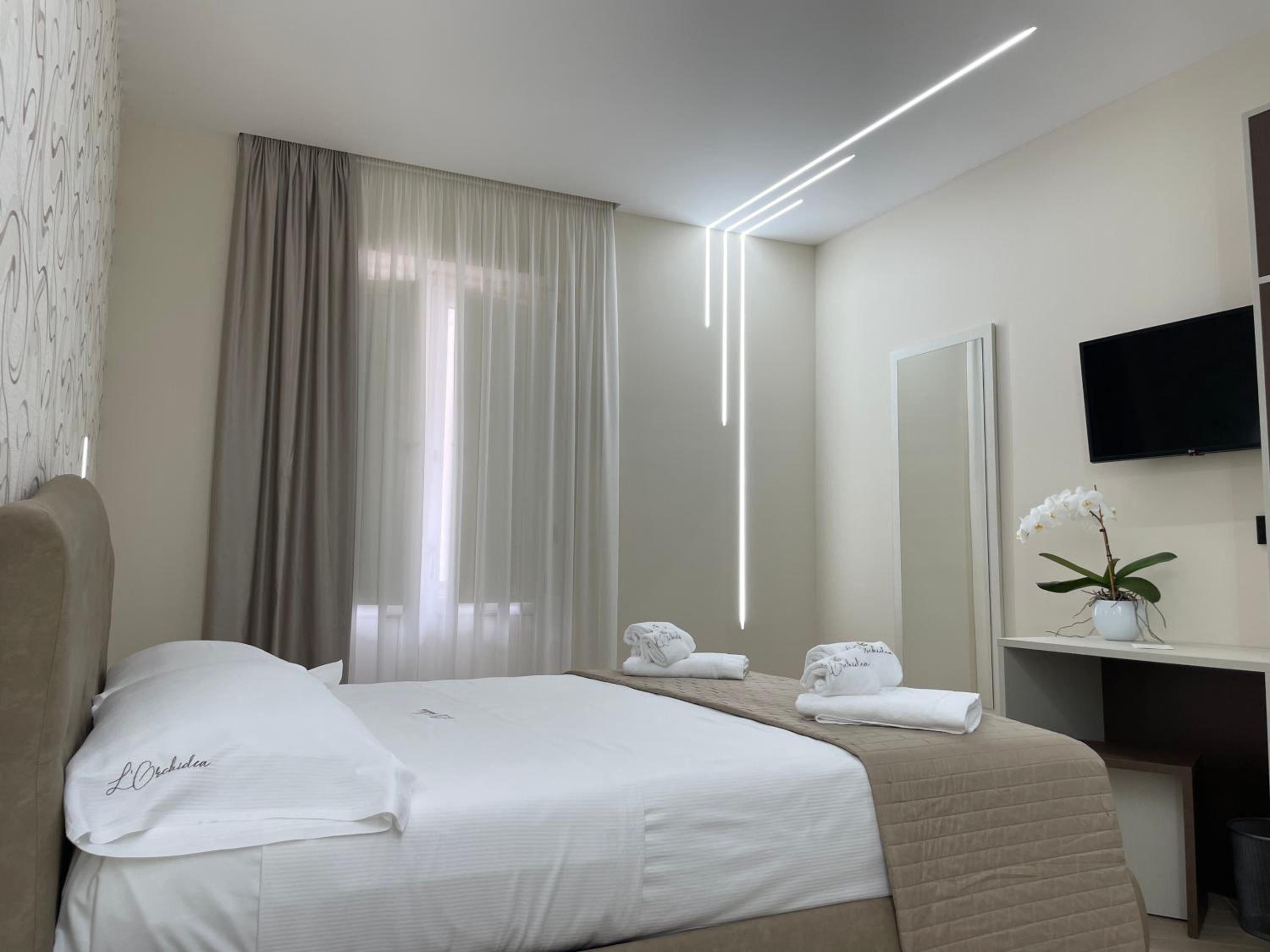 Suite with Balcony - Photo 3