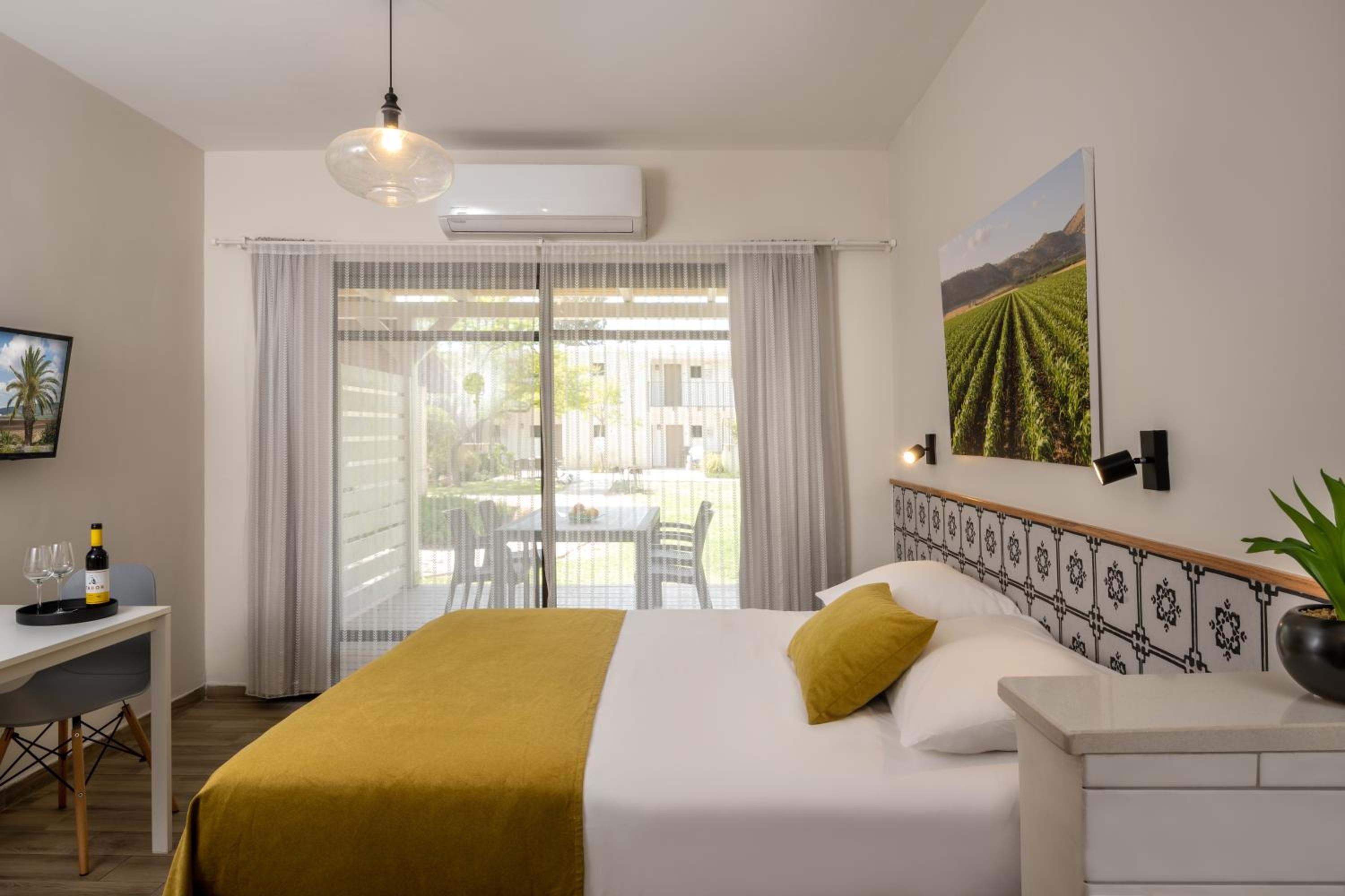 Superior Room with Balcony - Photo 8