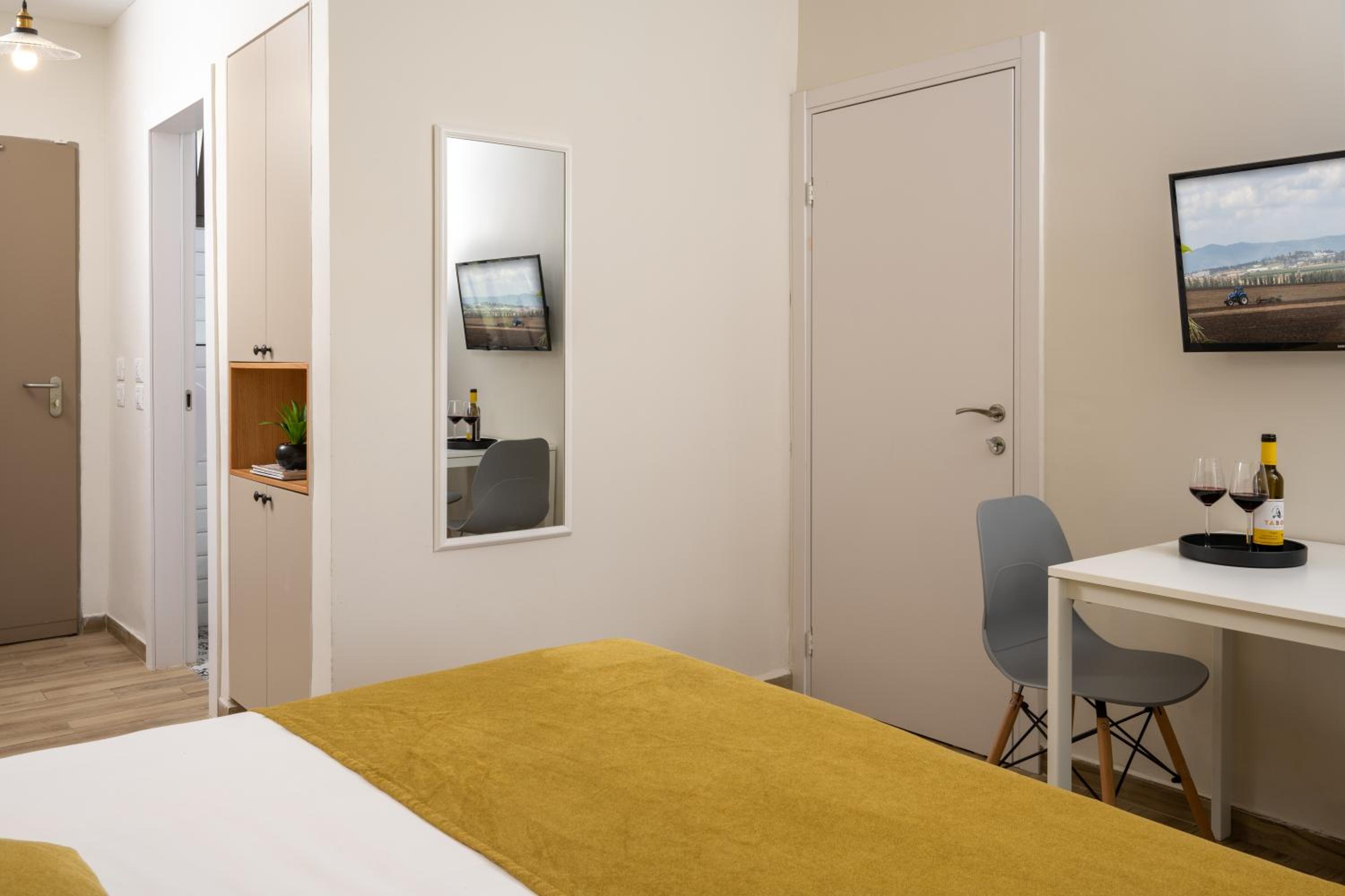 Superior Room with Balcony - Photo 10