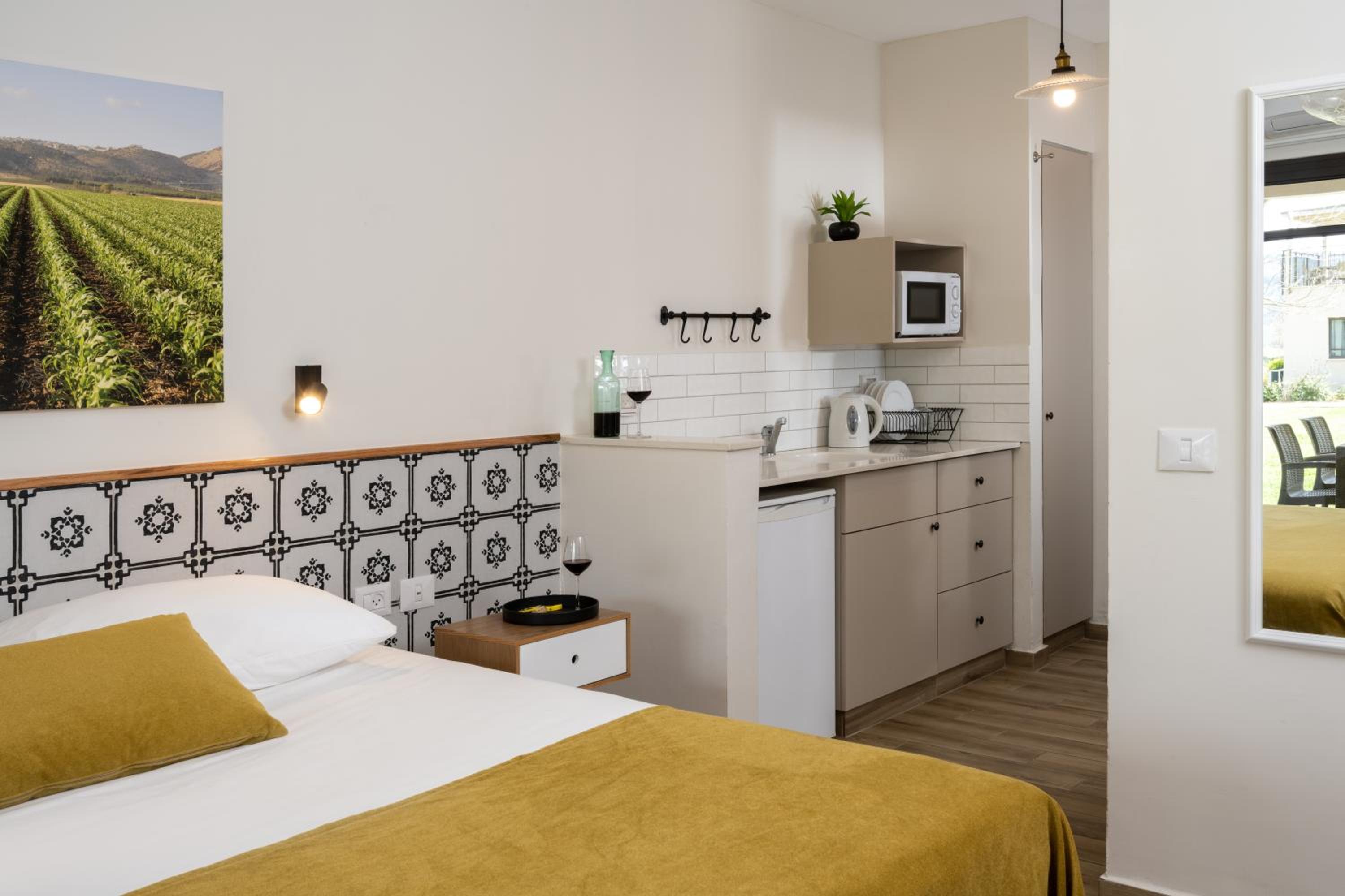 Superior Room with Balcony - Photo 15