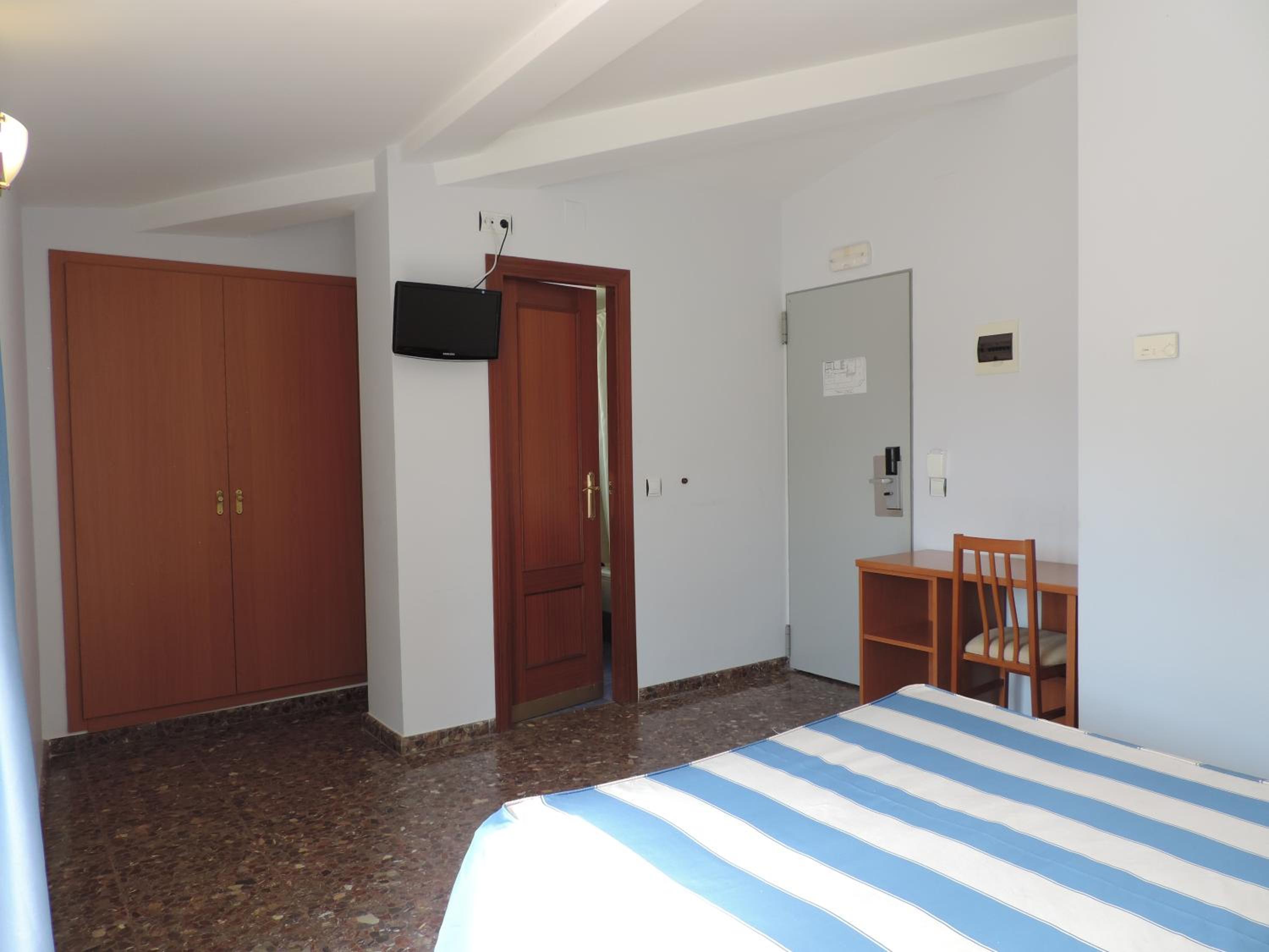 Double or Twin Room - Photo 9