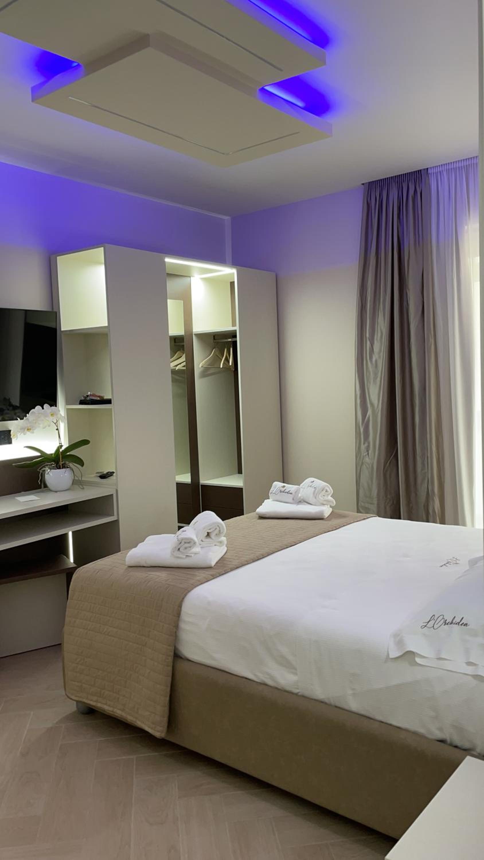 Superior King Suite - Photo 8