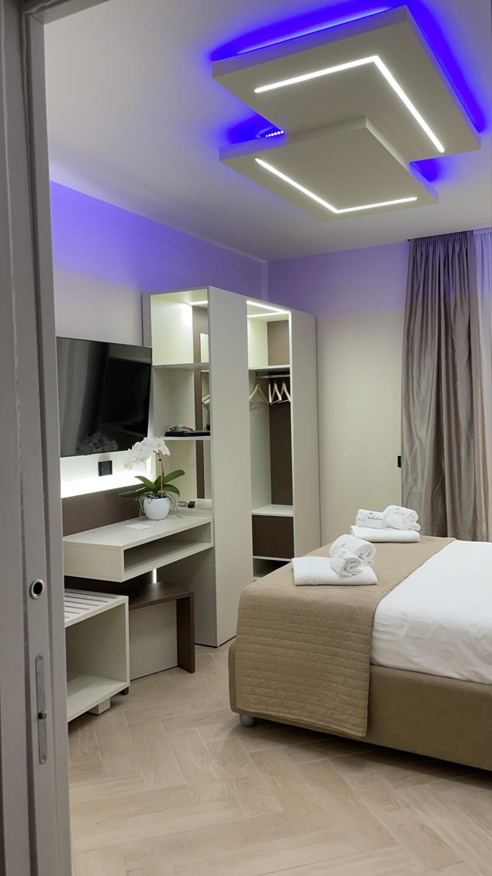 Superior King Suite - Photo 22