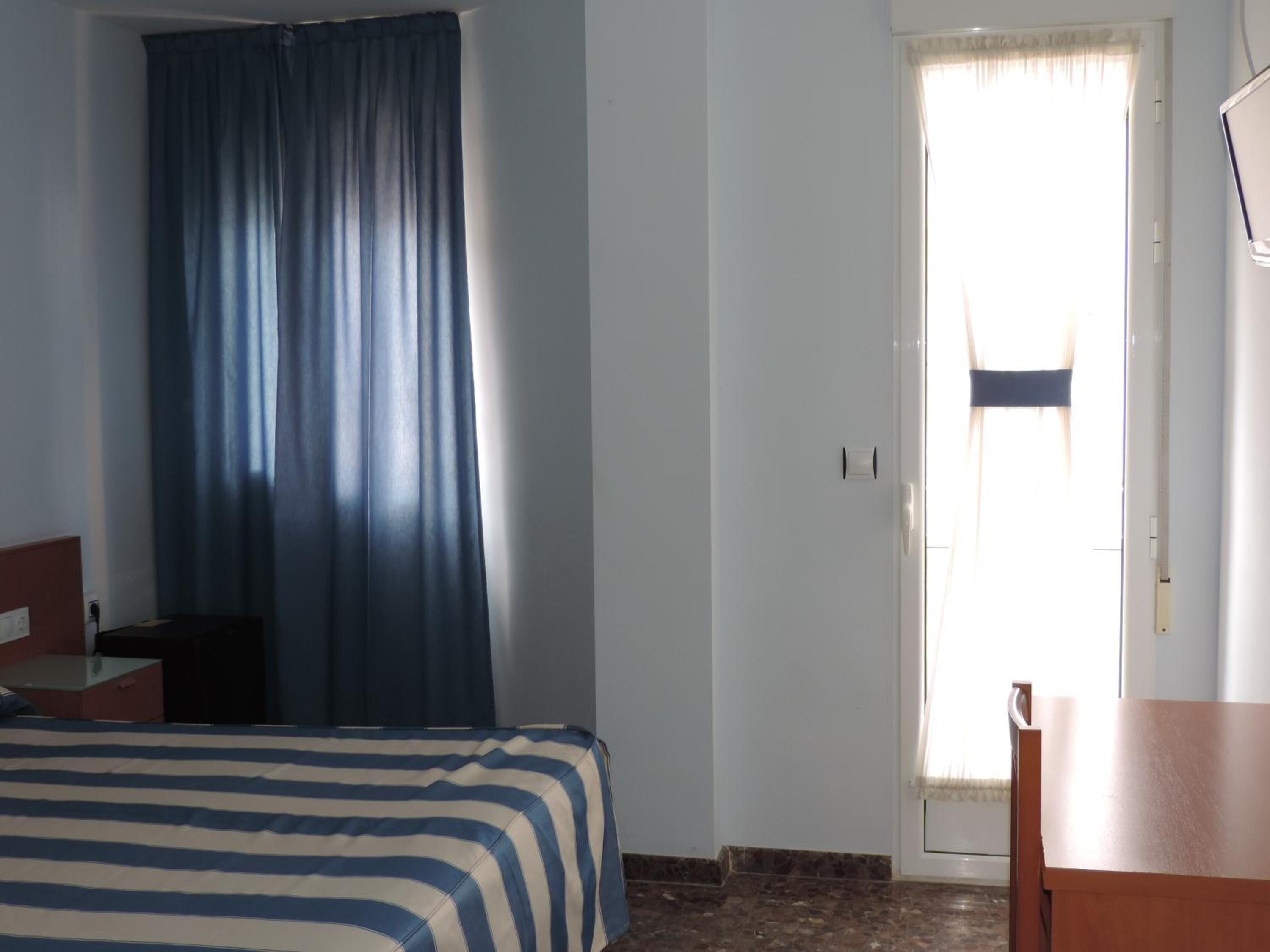 Double or Twin Room - Photo 7