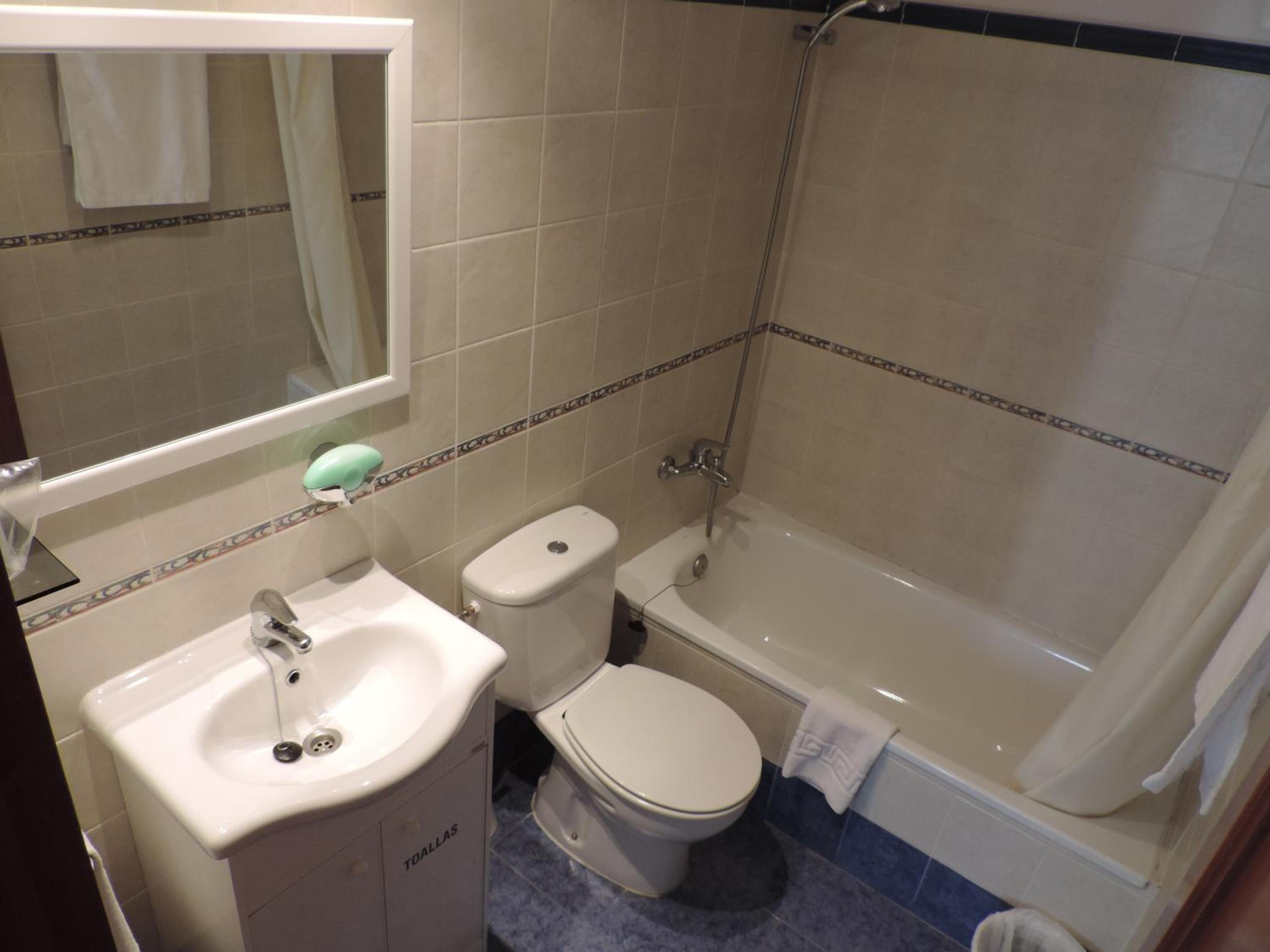 Double or Twin Room - Photo 11