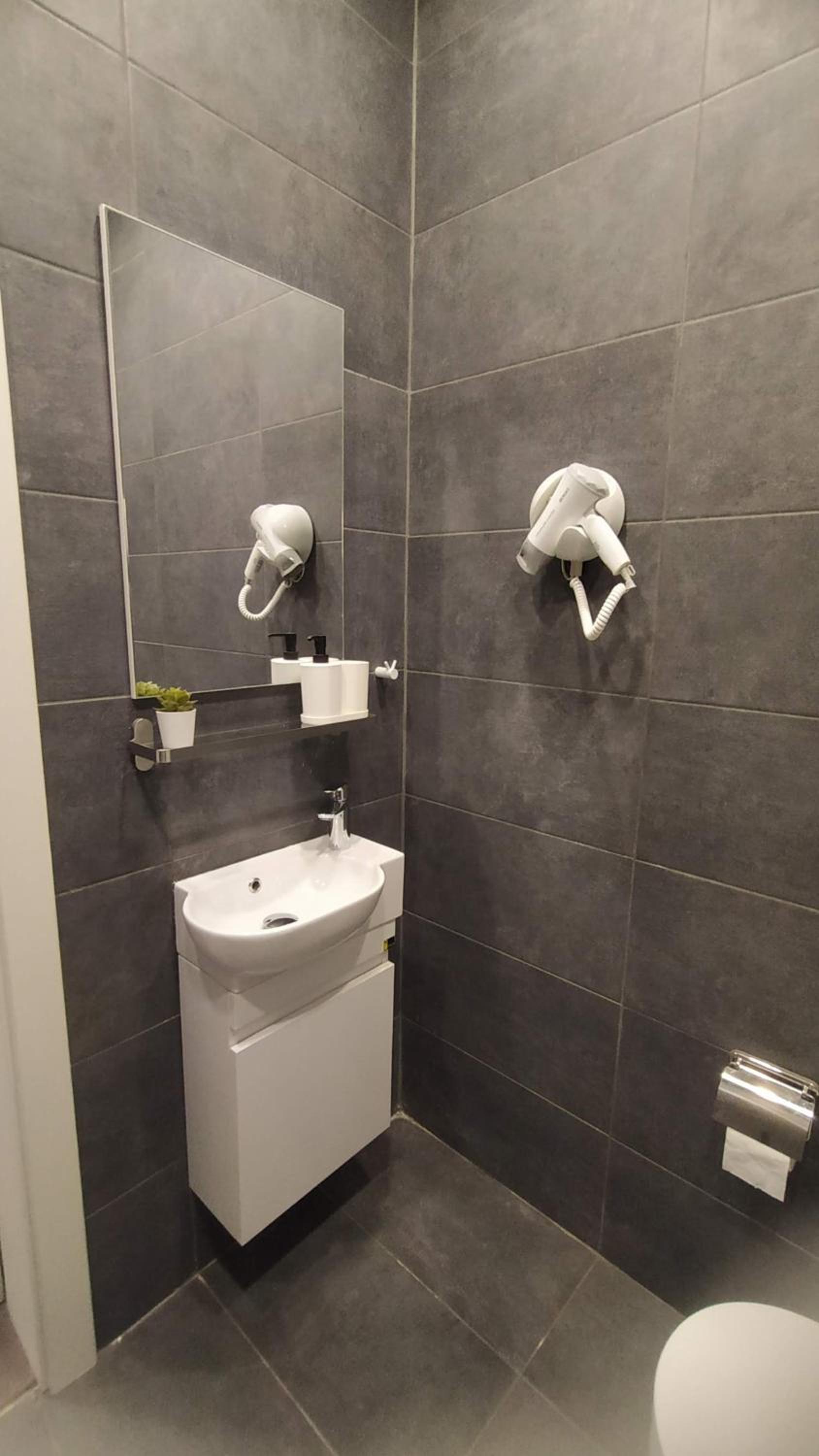 Double Room with Private Bathroom - Photo 8