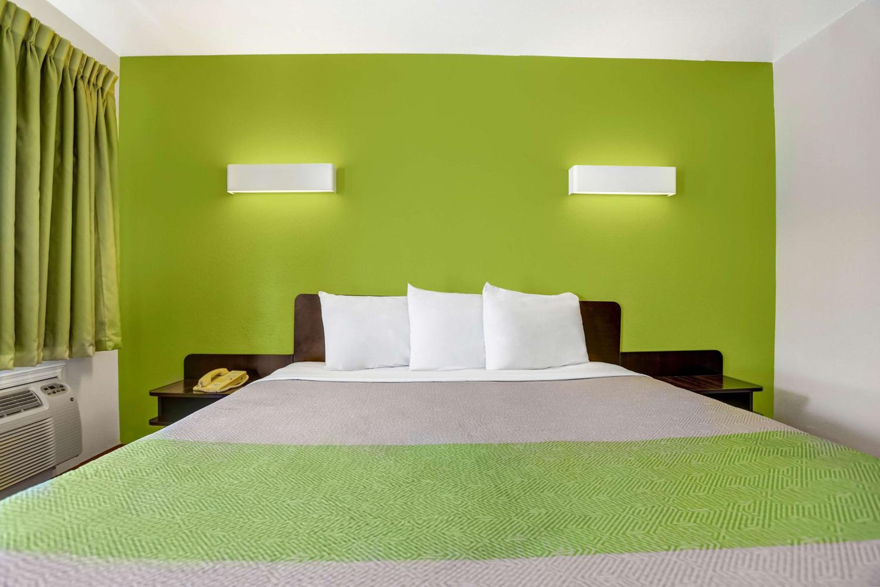 King Room - Non-Smoking - Photo 1