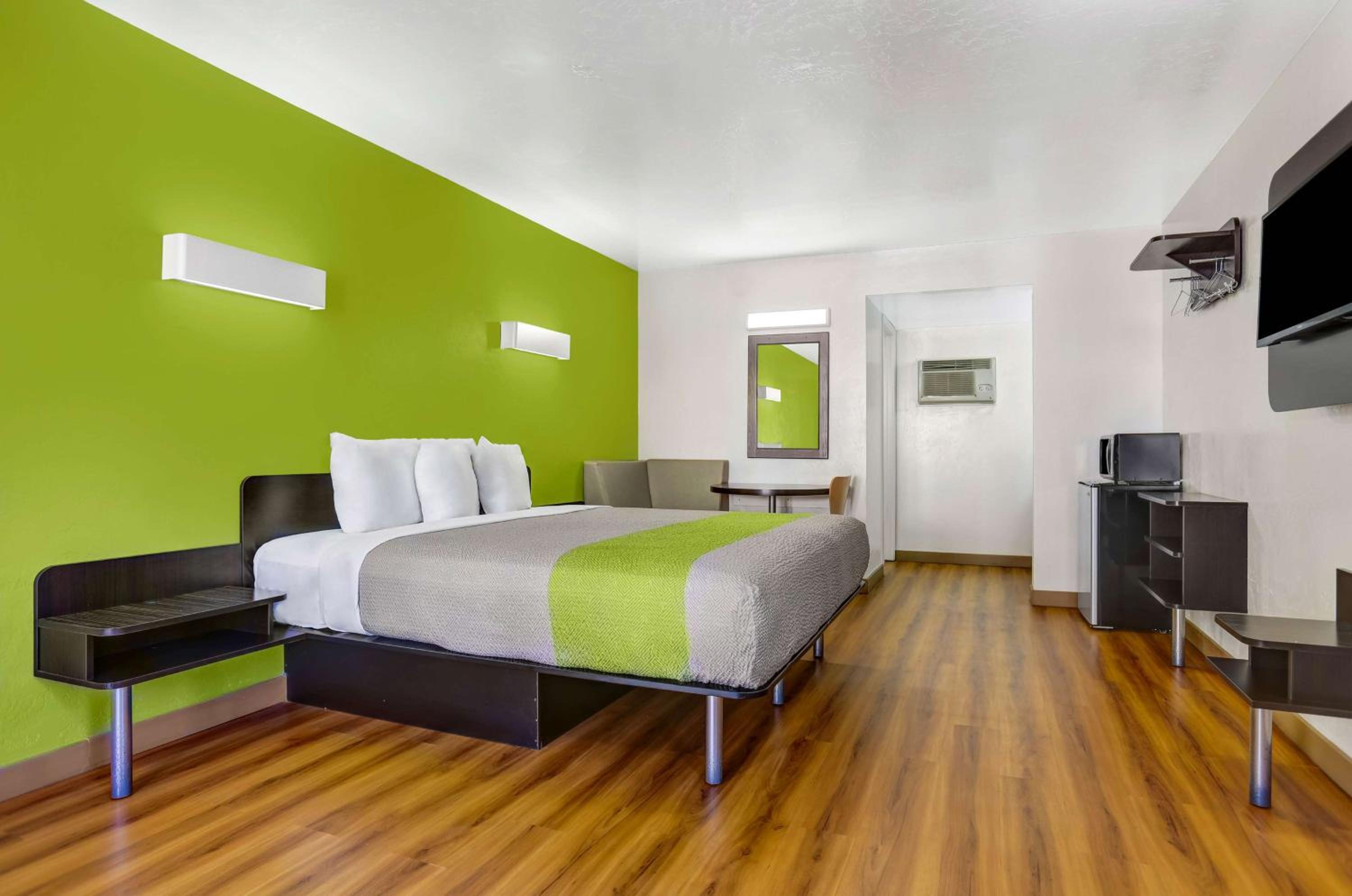 Deluxe King Room - Non-Smoking