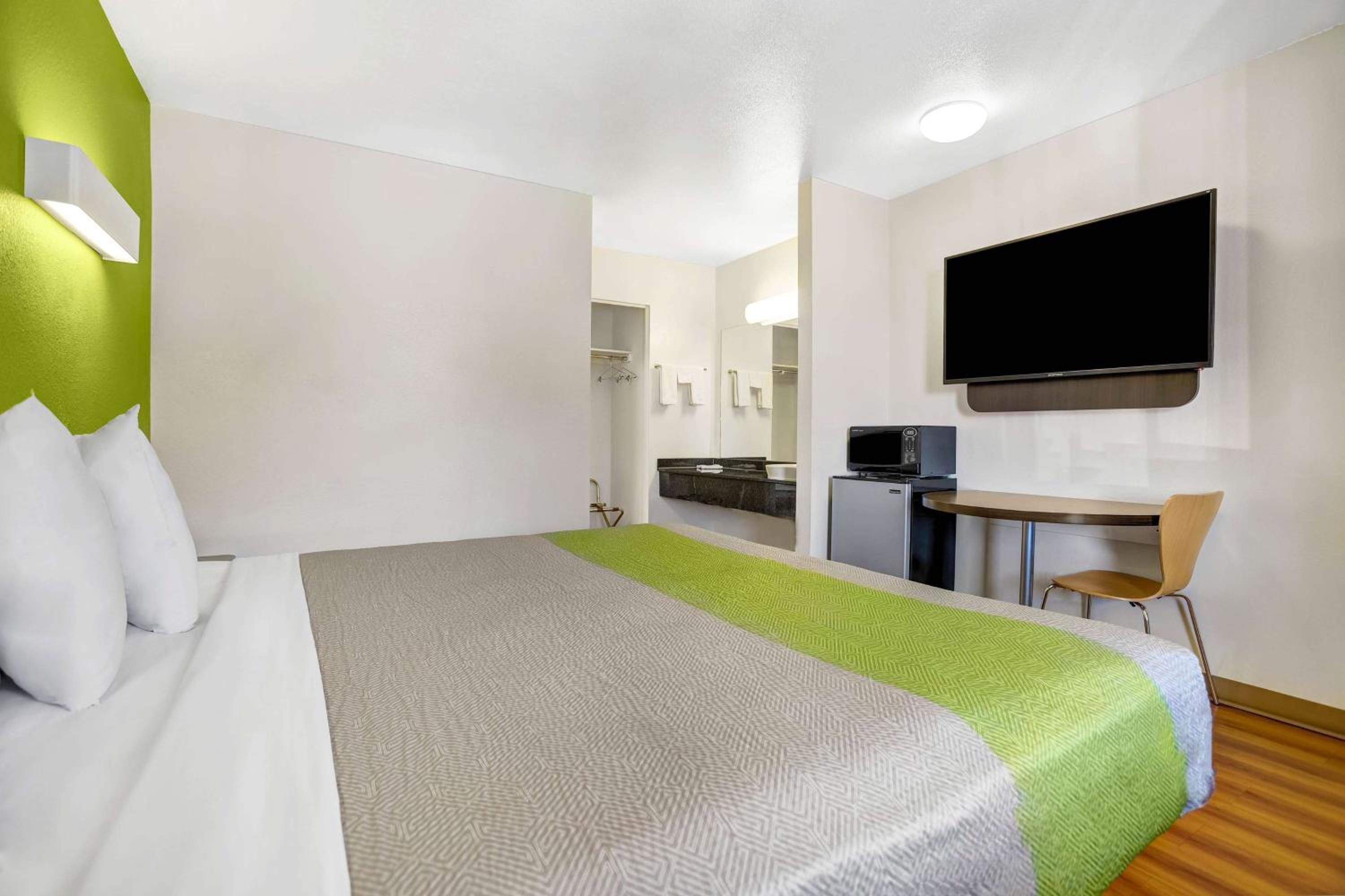 King Room - Non-Smoking - Photo 2