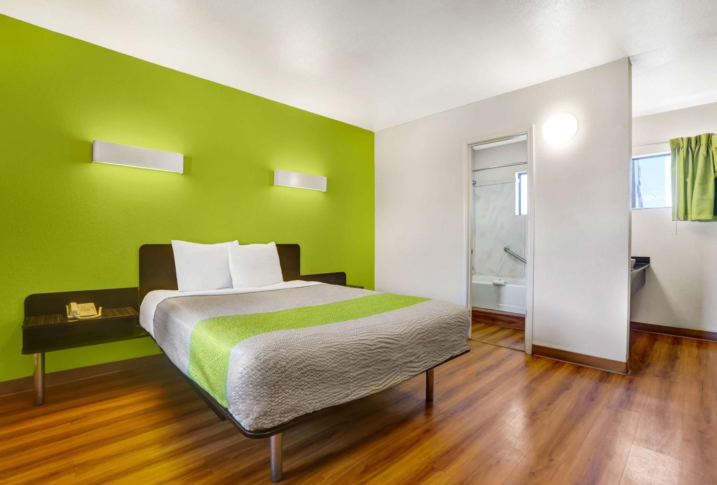 Queen Room - Non-Smoking - Photo 1
