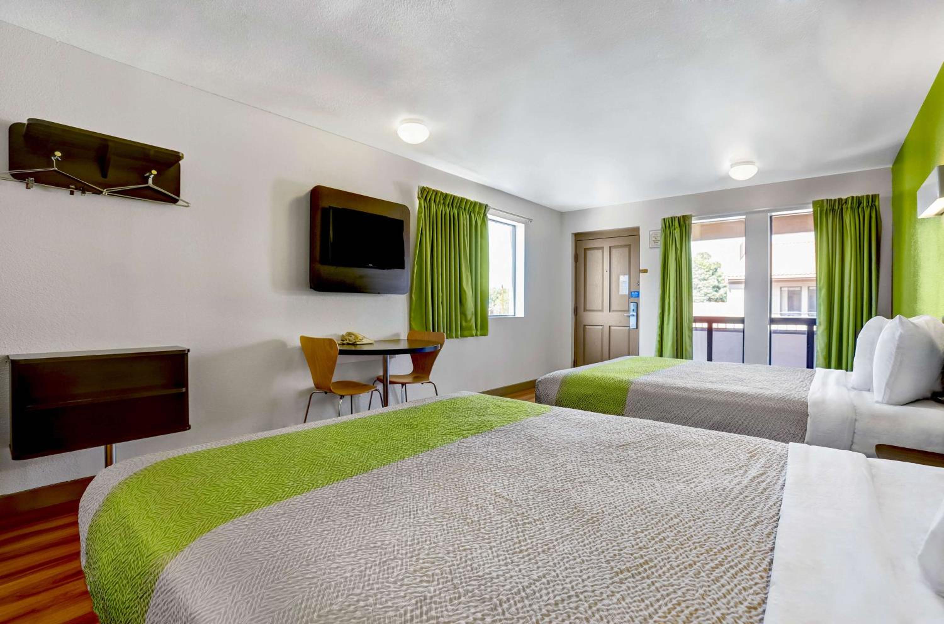 Queen Room with Two Queen Beds - Non-Smoking - Photo 3