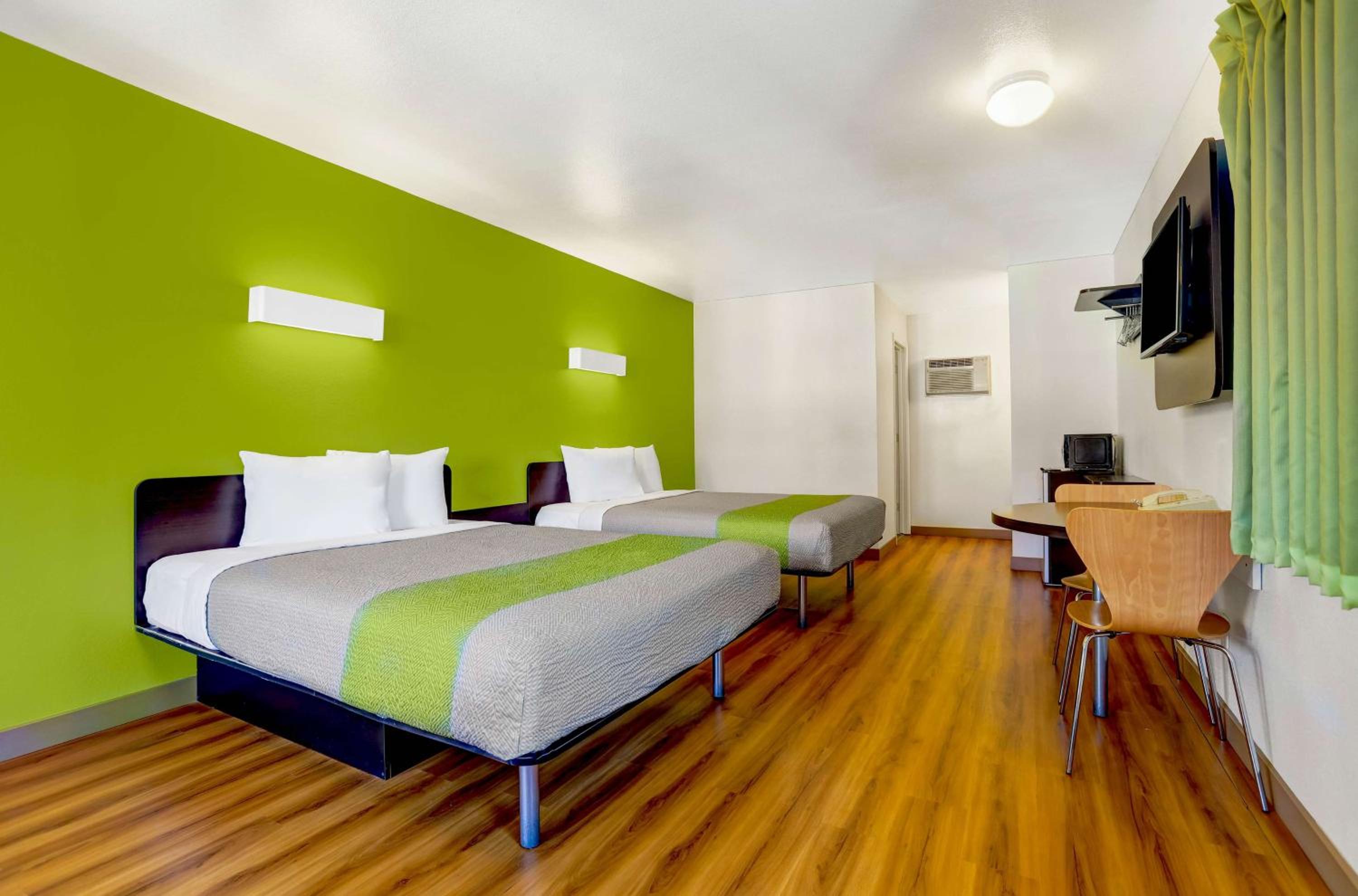 Queen Room with Two Queen Beds - Non-Smoking - Photo 2