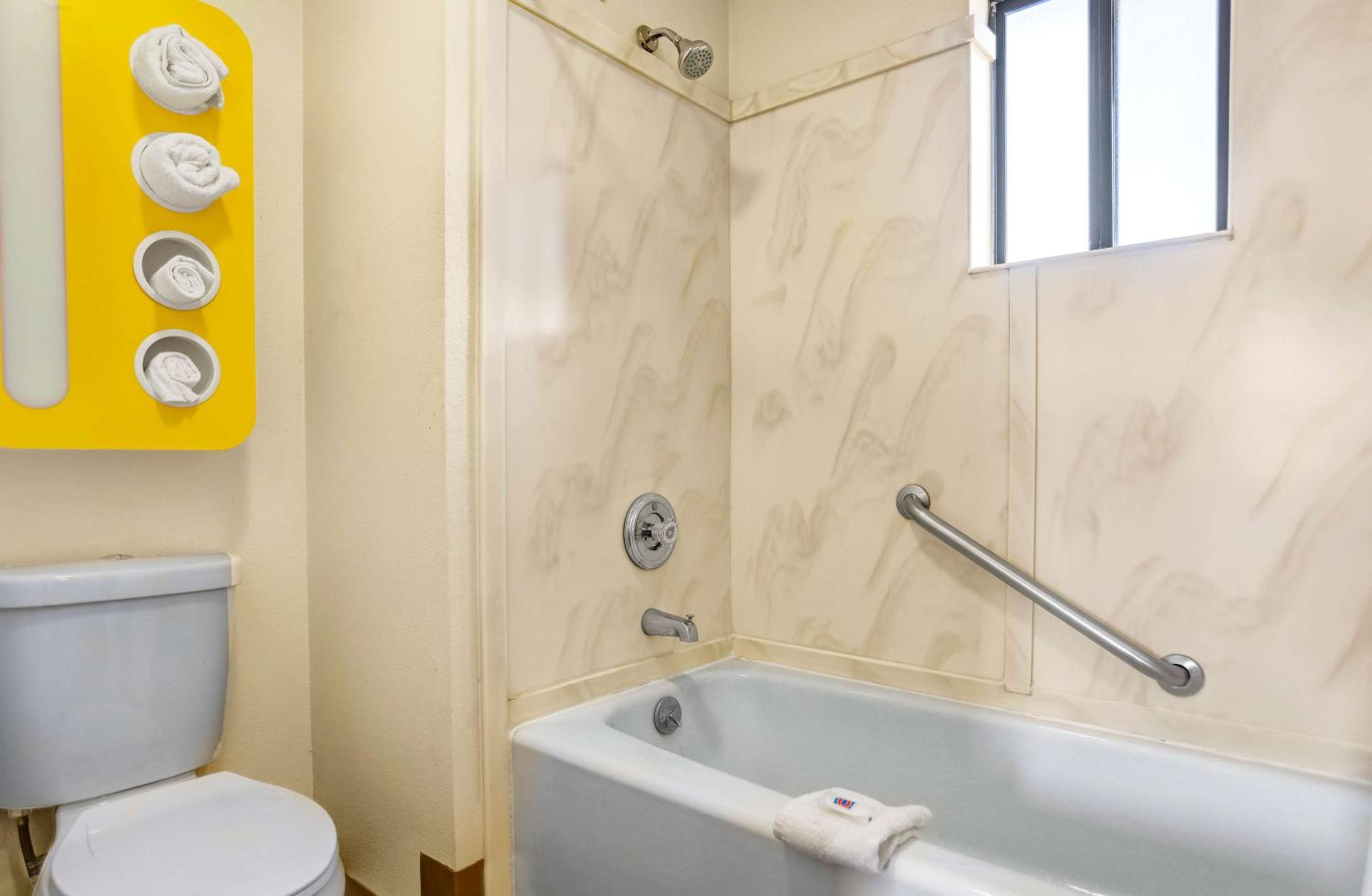 King Room - Non-Smoking - Photo 3