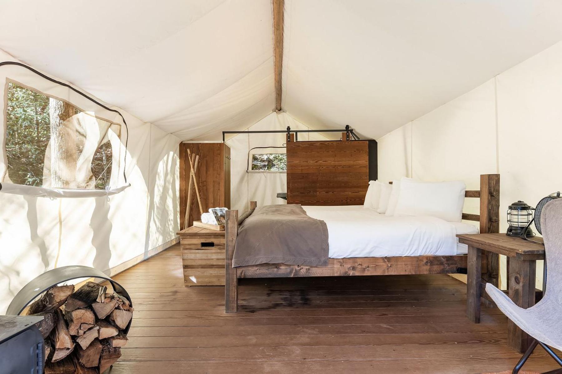 Deluxe Tent with Private Bathroom and Kids Tent photo 3
