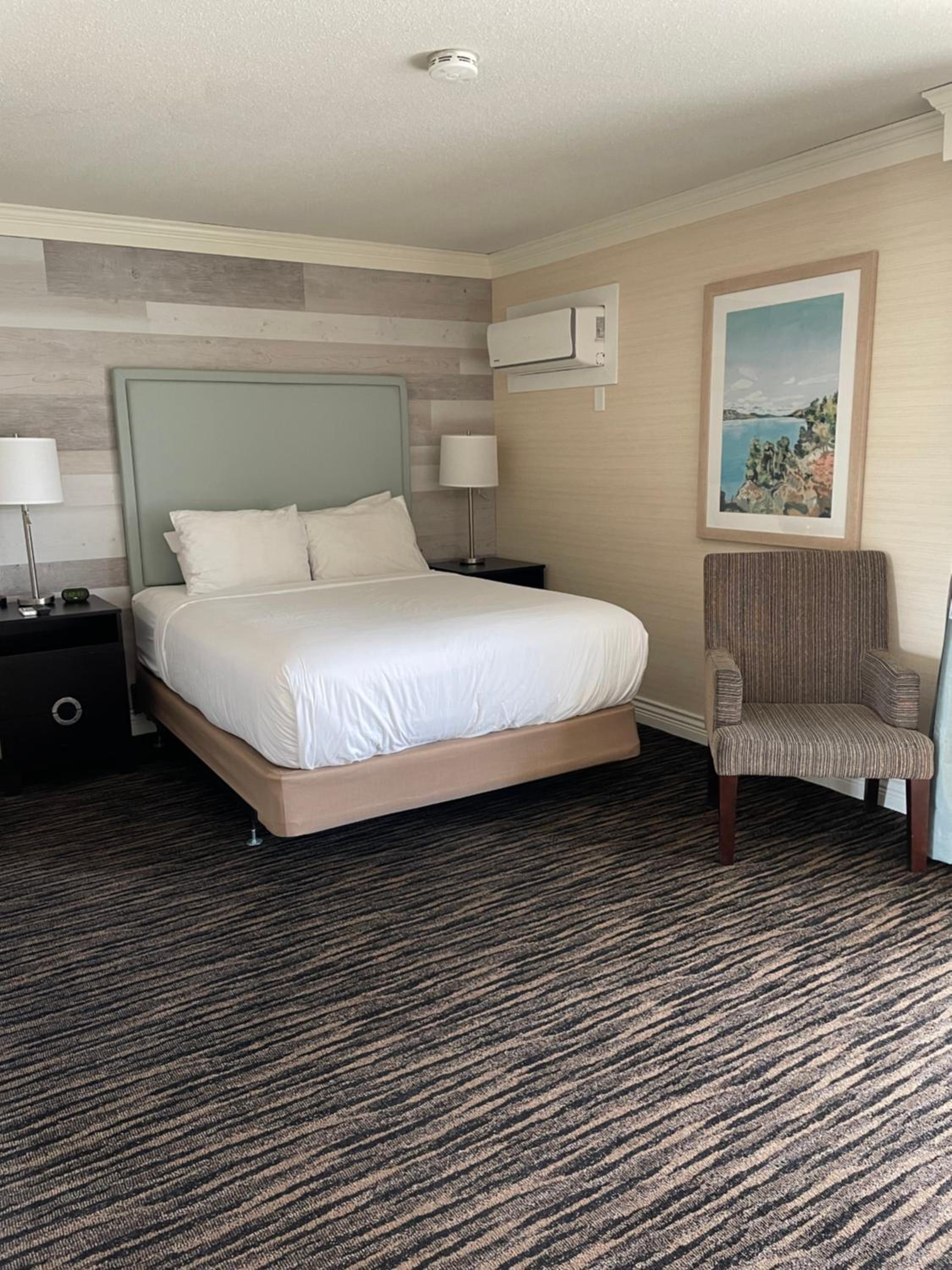 Queen Room with Mobility Accessible Tub and Balcony - Photo 3