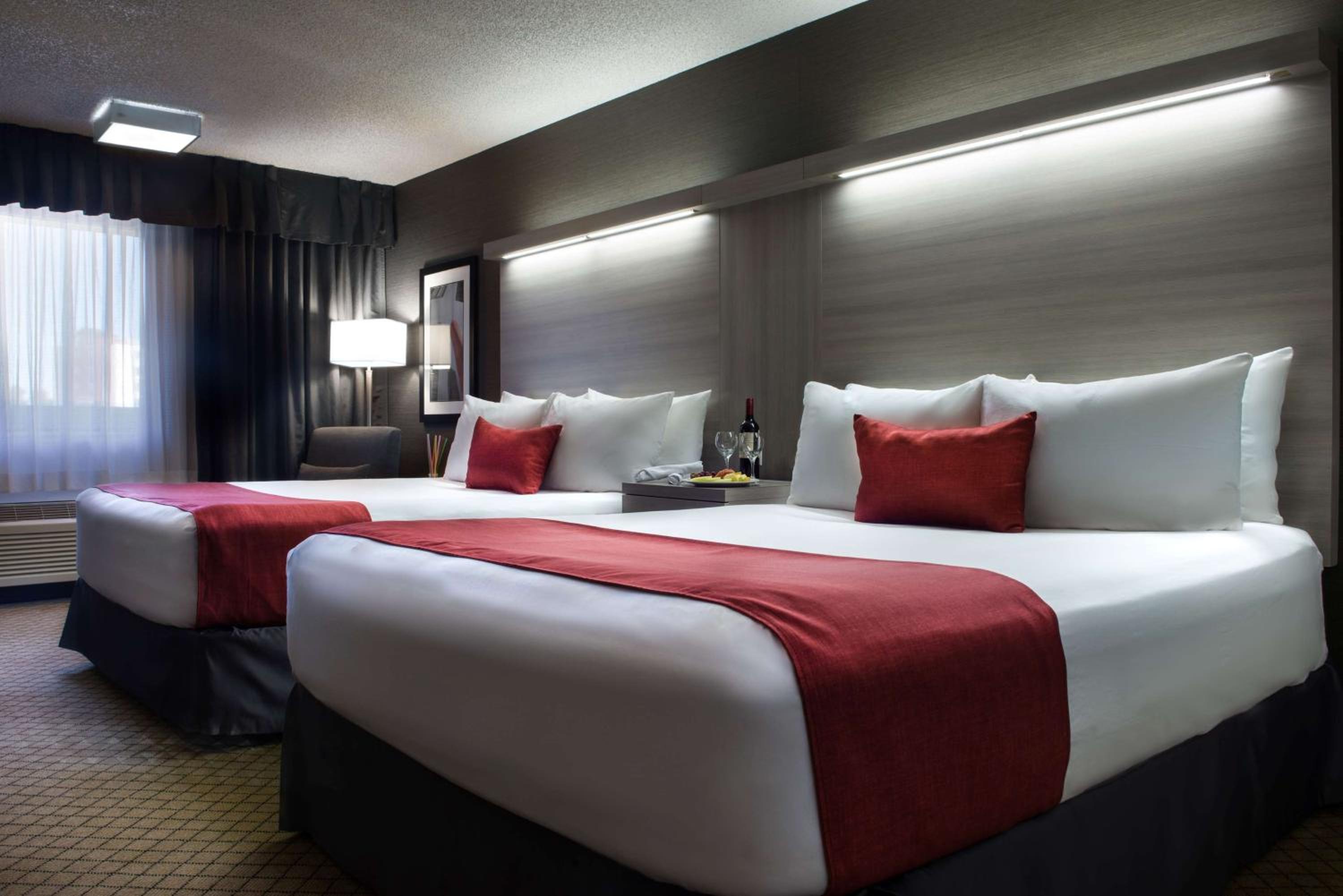 Queen Room with Two Queen Beds - Non-Smoking - Photo 6