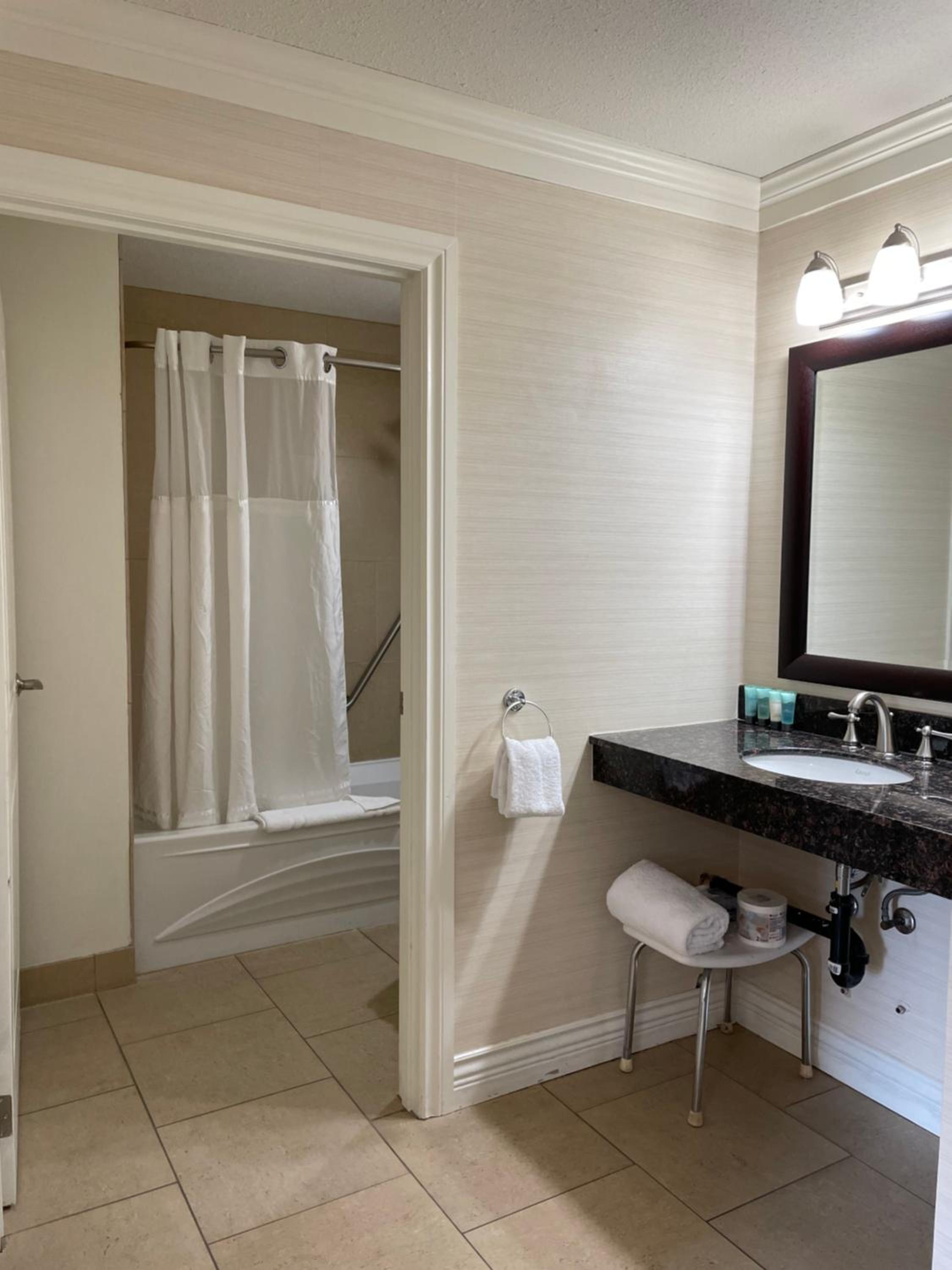 Queen Room with Mobility Accessible Tub and Balcony - Photo 2
