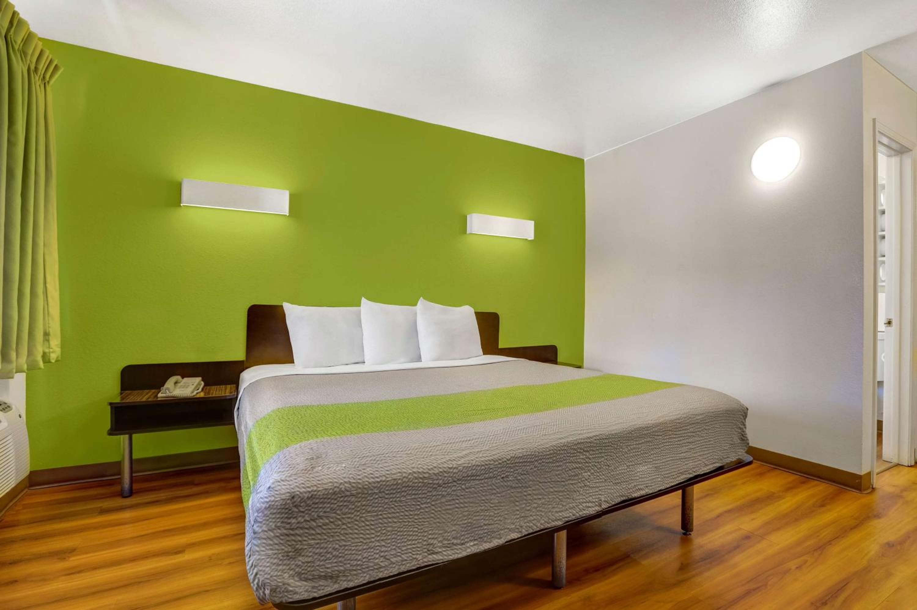 King Room - Non-Smoking - Photo 4