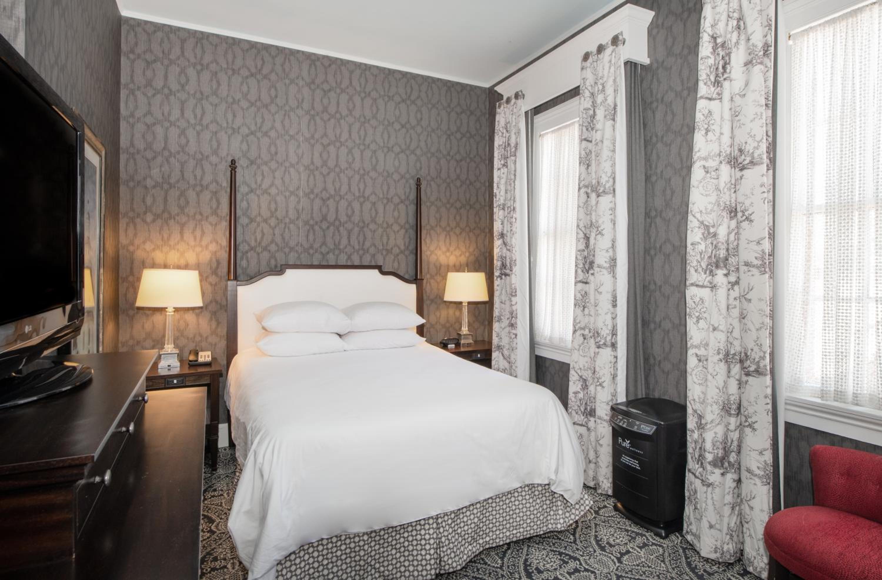 Robert Johnson 1 Queen Bed Pure Room Wellness Room - Photo 1