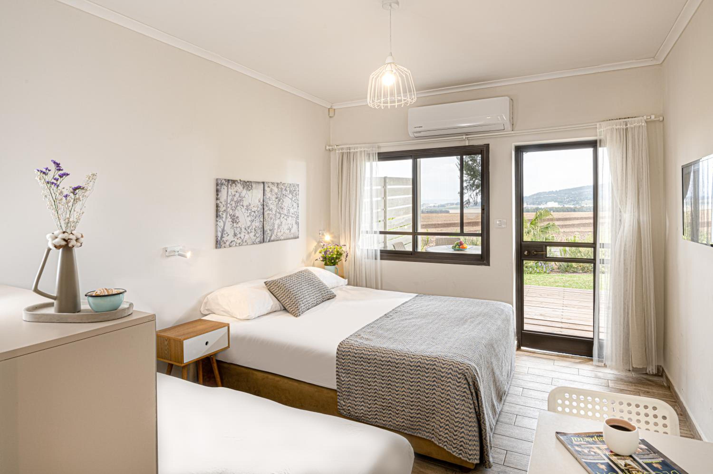 Superior Room with Balcony - Photo 11