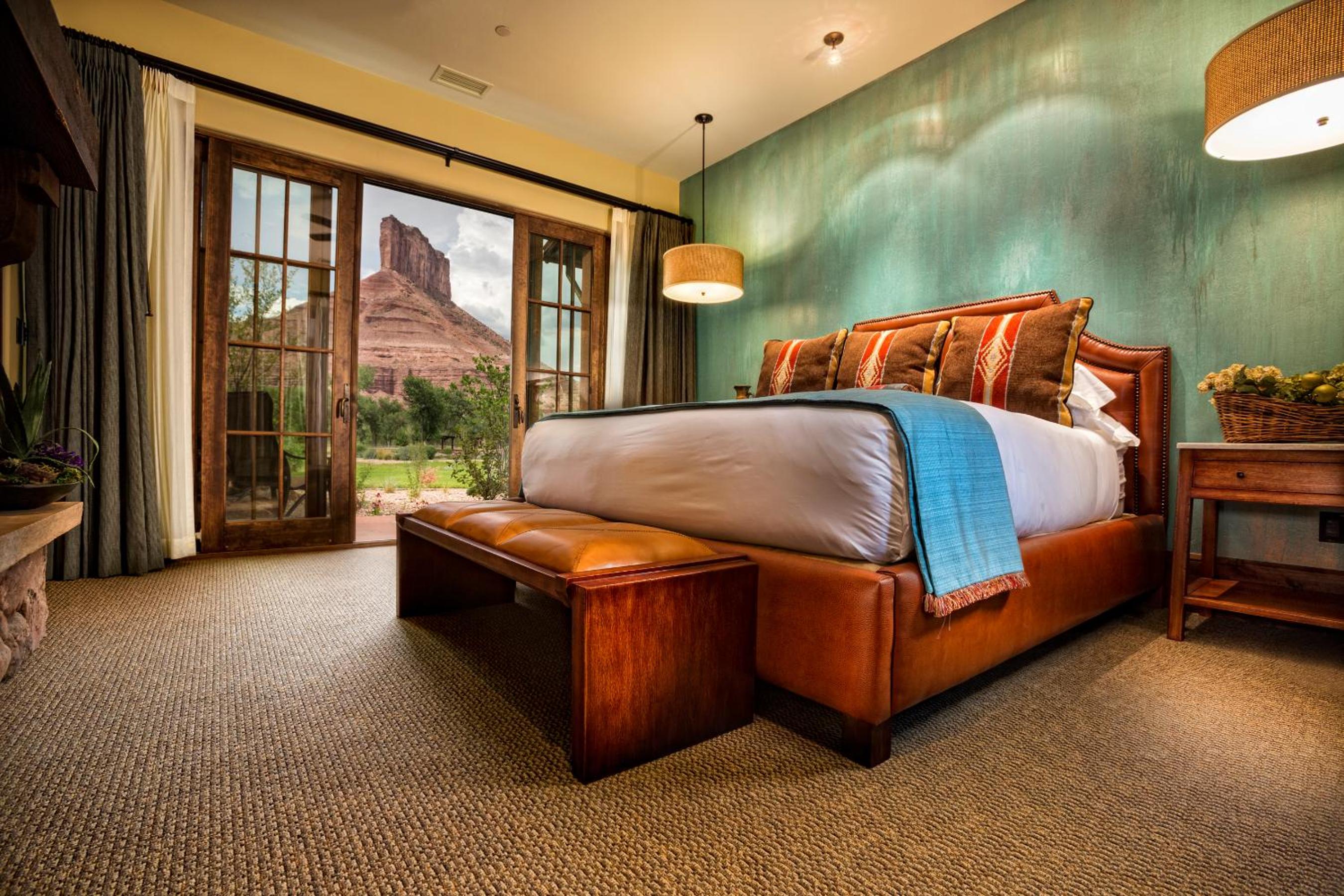 Premium Queen Room with Two Queen Beds photo 2
