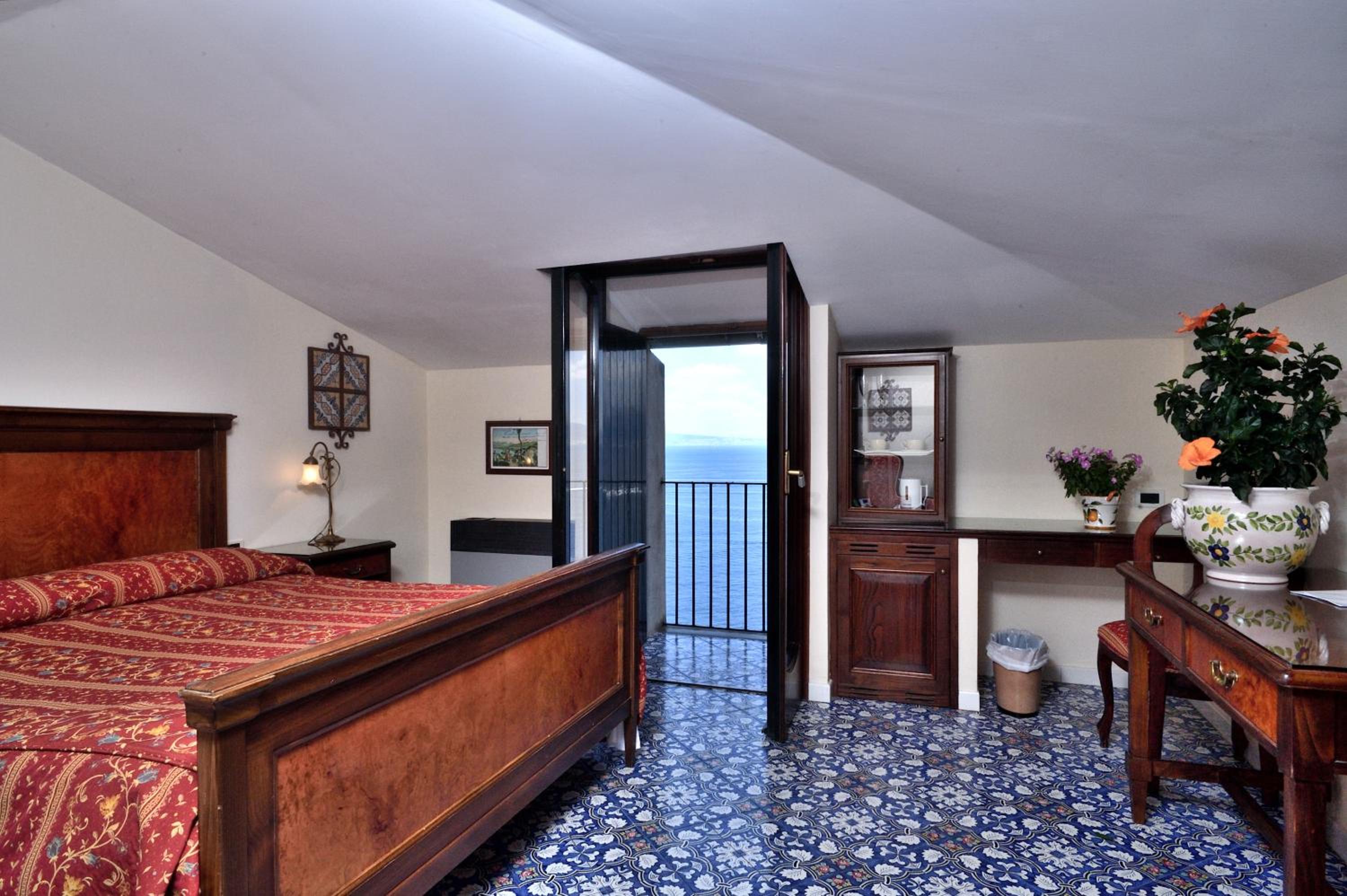Superior Double Room with Sea View - Photo 5