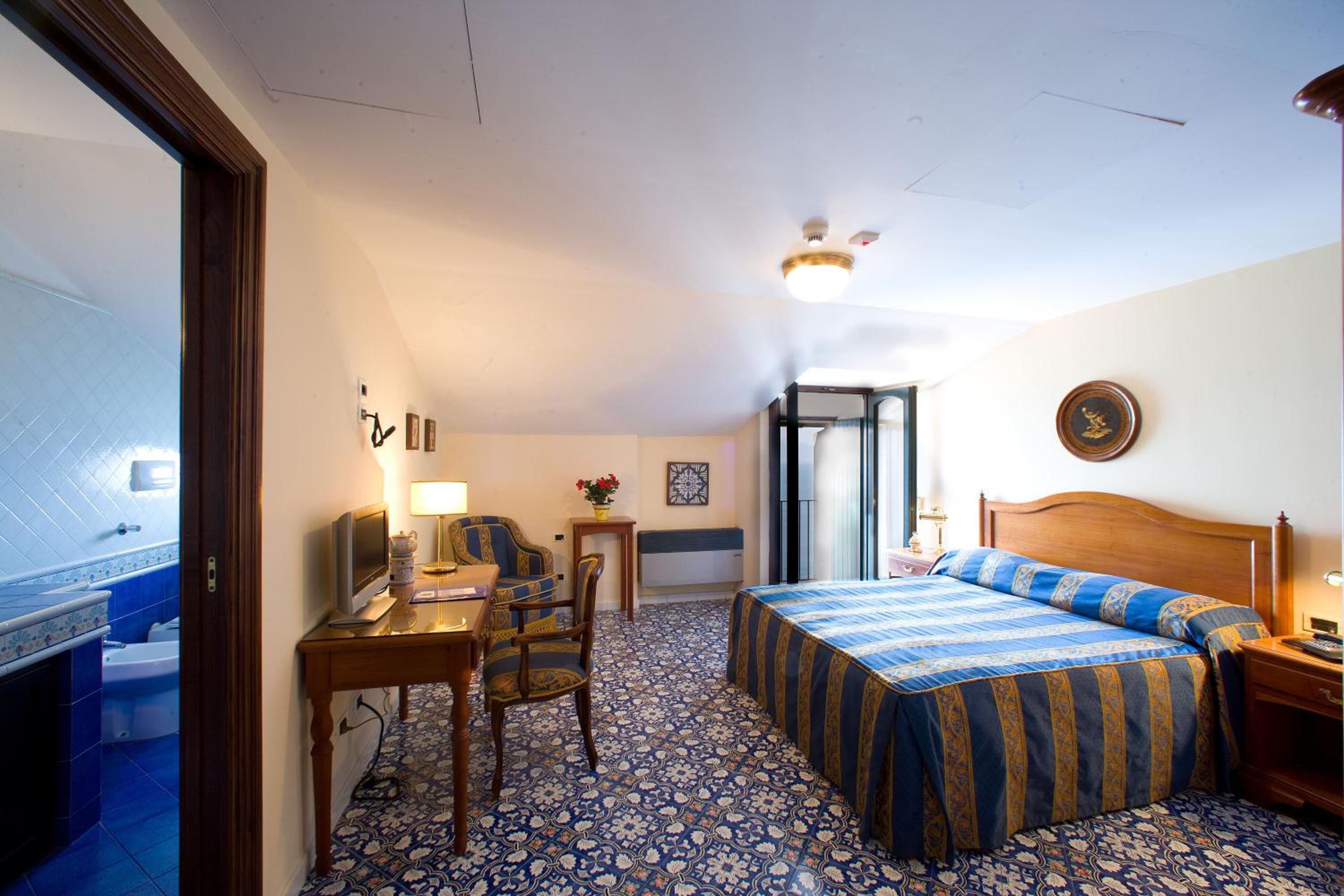 Superior Double Room with Sea View - Photo 8