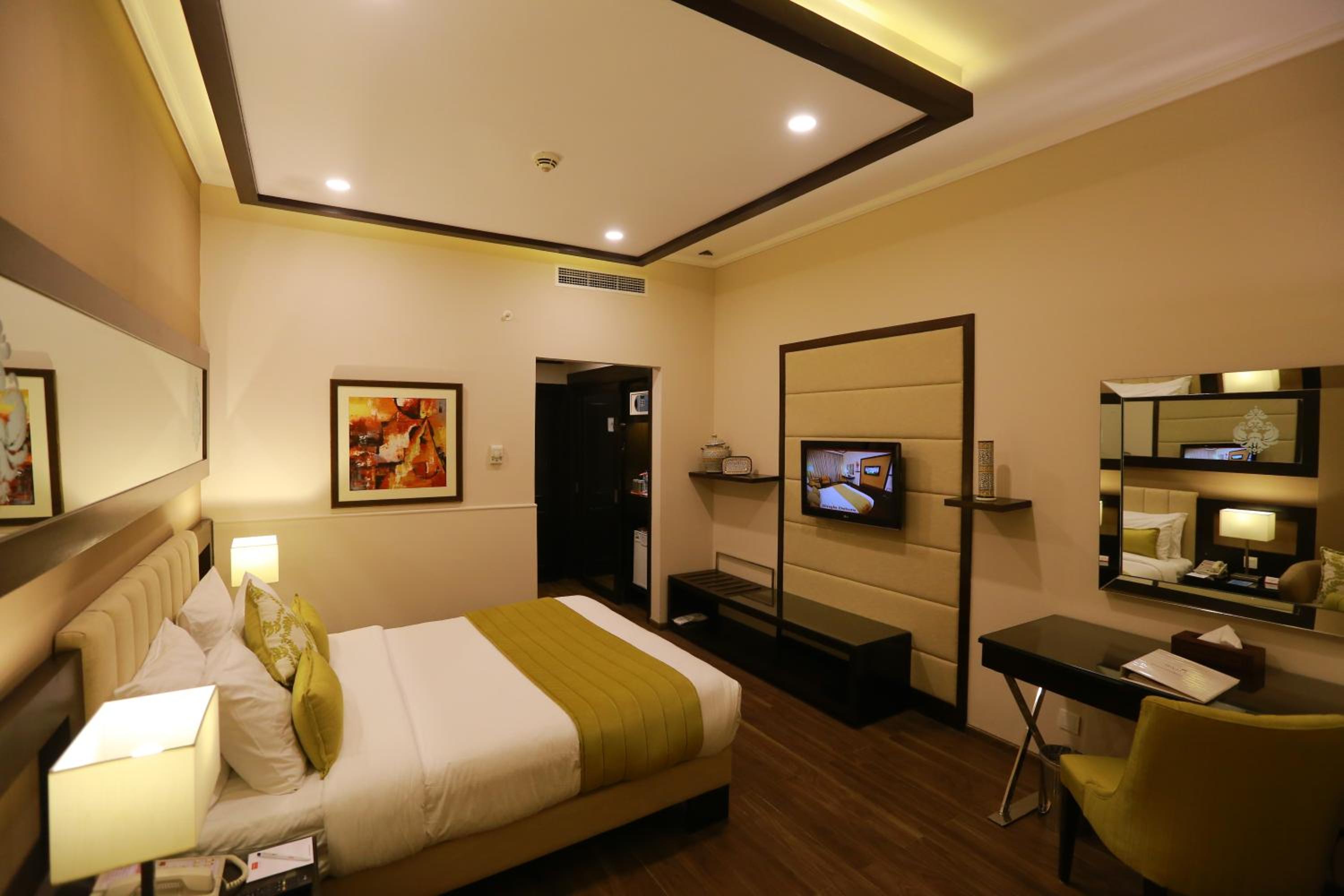 Deluxe Queen Room, Non-Smoking photo 3