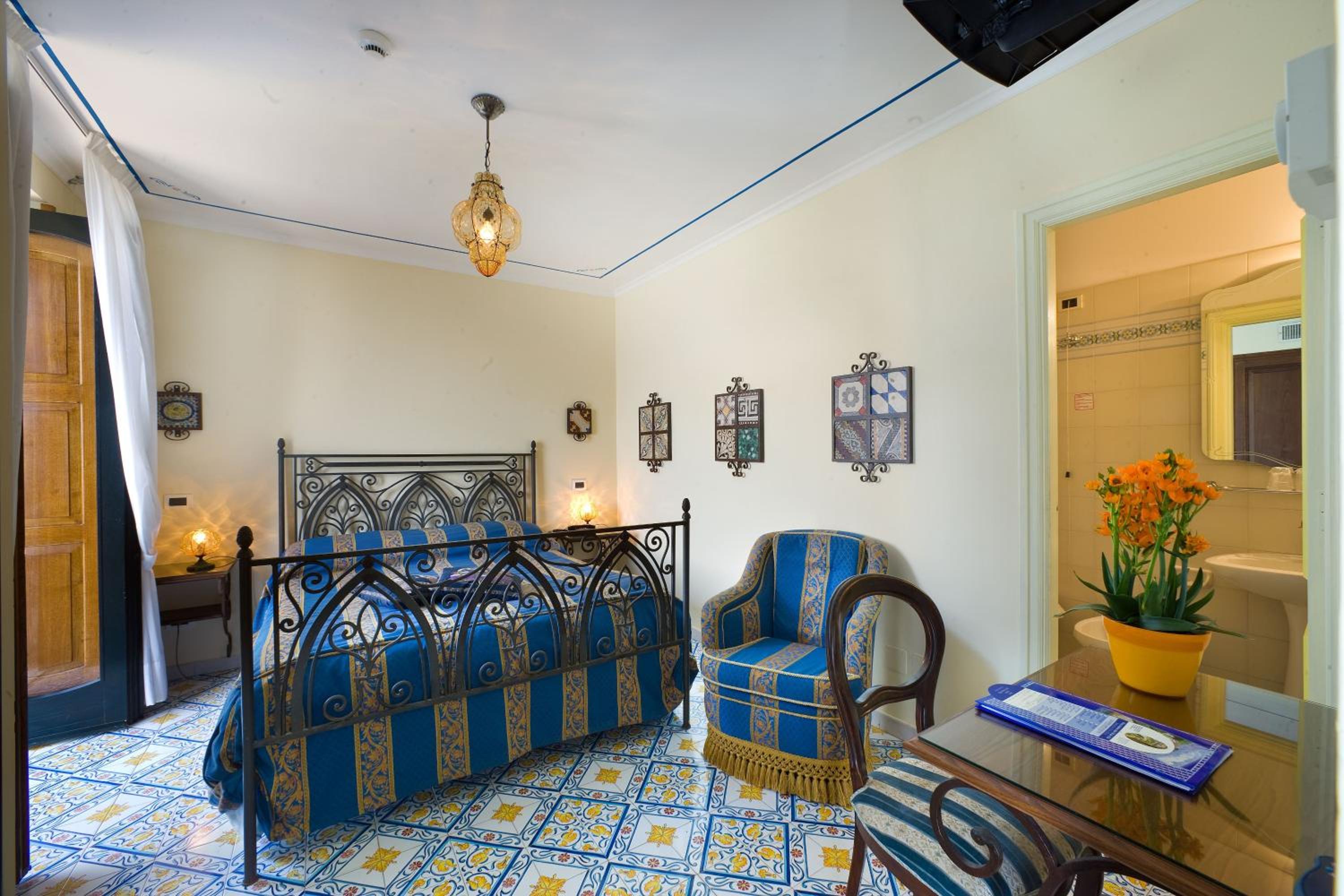 Superior Double Room with Sea View - Photo 9