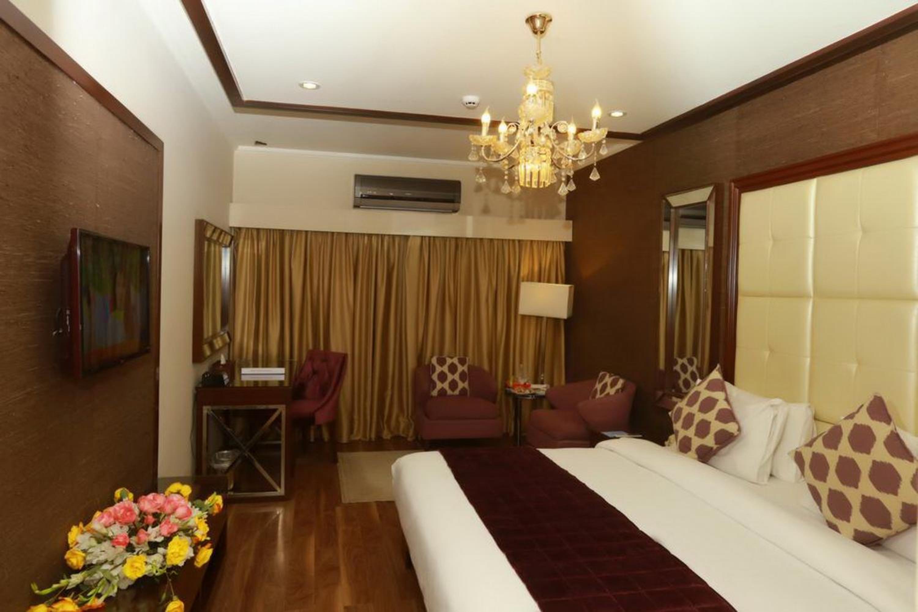 Queen Room - Pool Wing/Non-Smoking photo 2