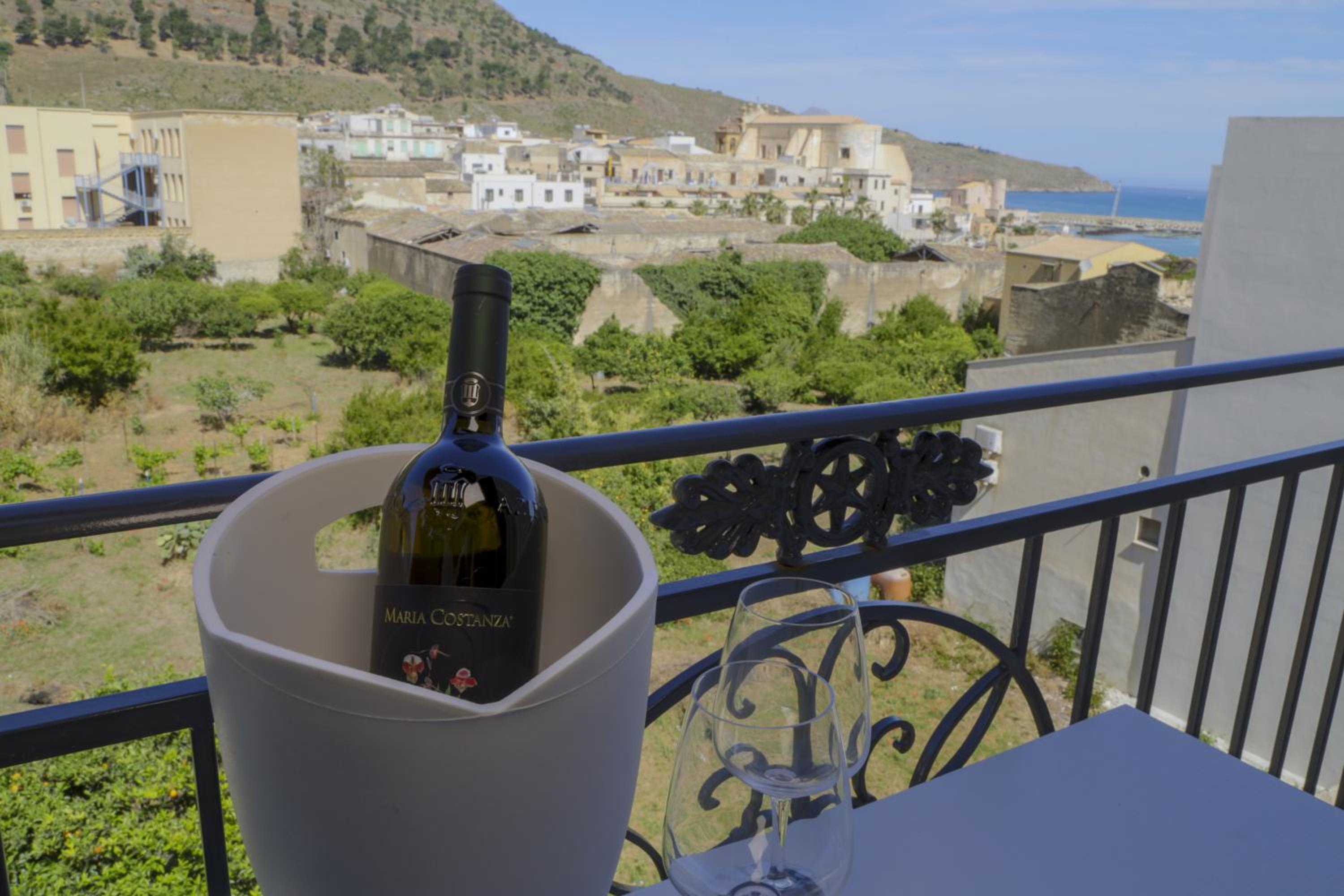 Deluxe Double Room with Side Sea View - Photo 4