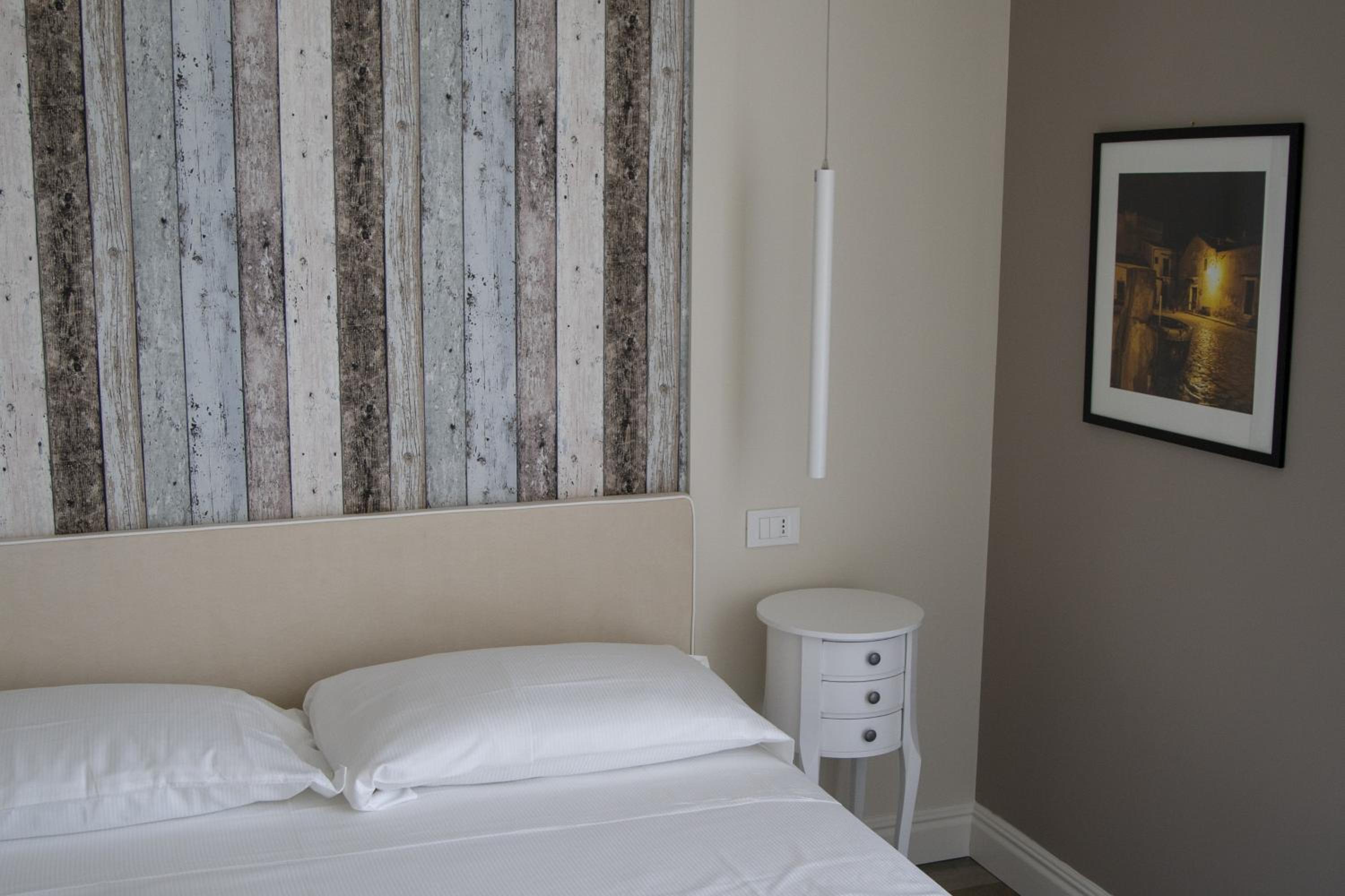 Deluxe Double Room with Side Sea View - Photo 5