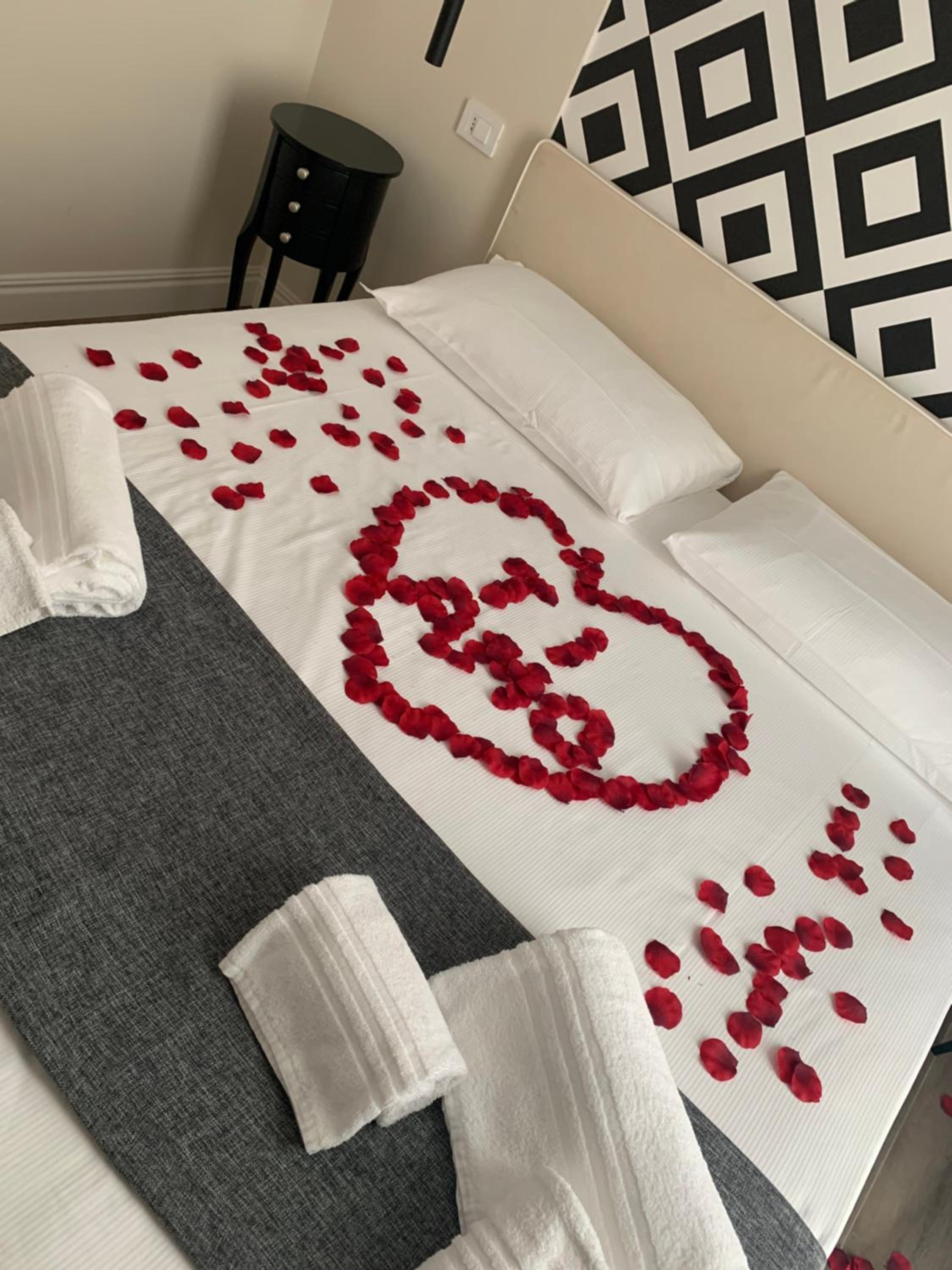 Deluxe Double Room with Side Sea View - Photo 2