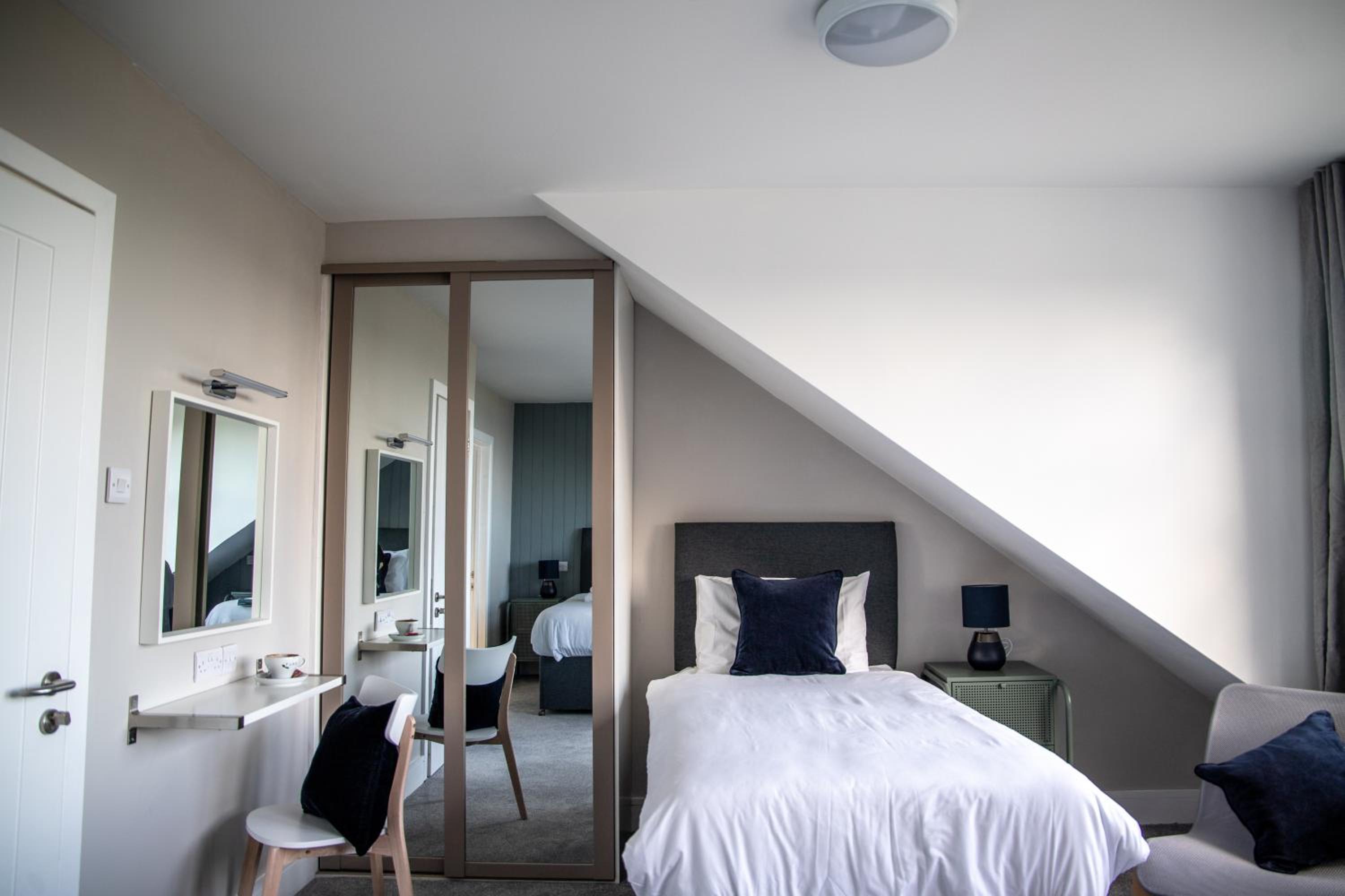 Standard Triple Room - Photo 8