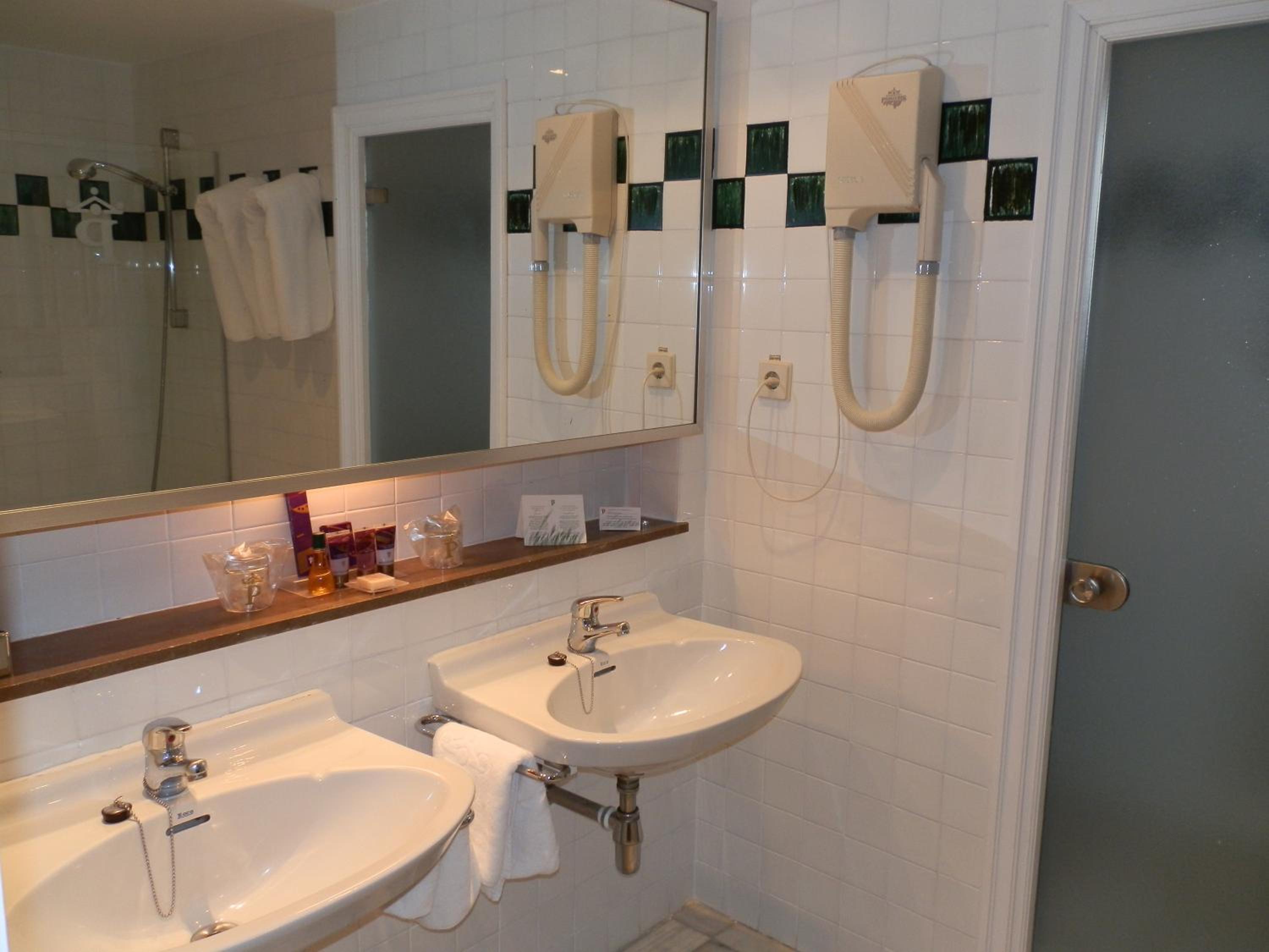 Standard Room (3 Adults) photo 2