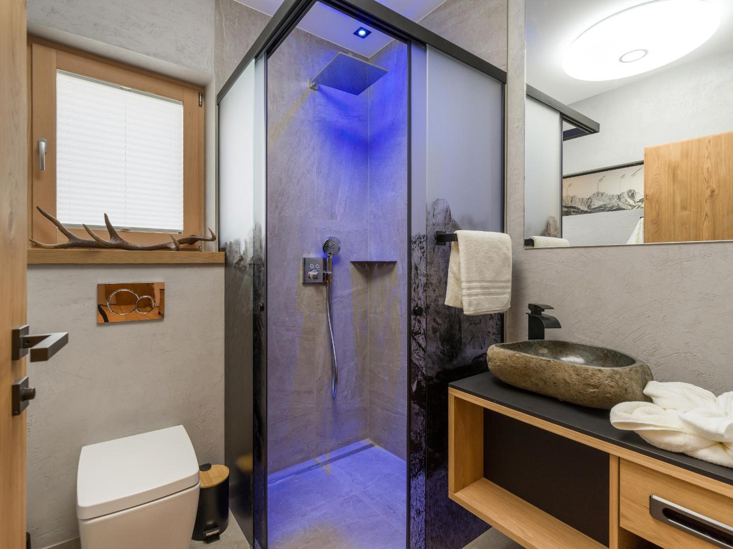 One-Bedroom Apartment with whirlpool photo 2