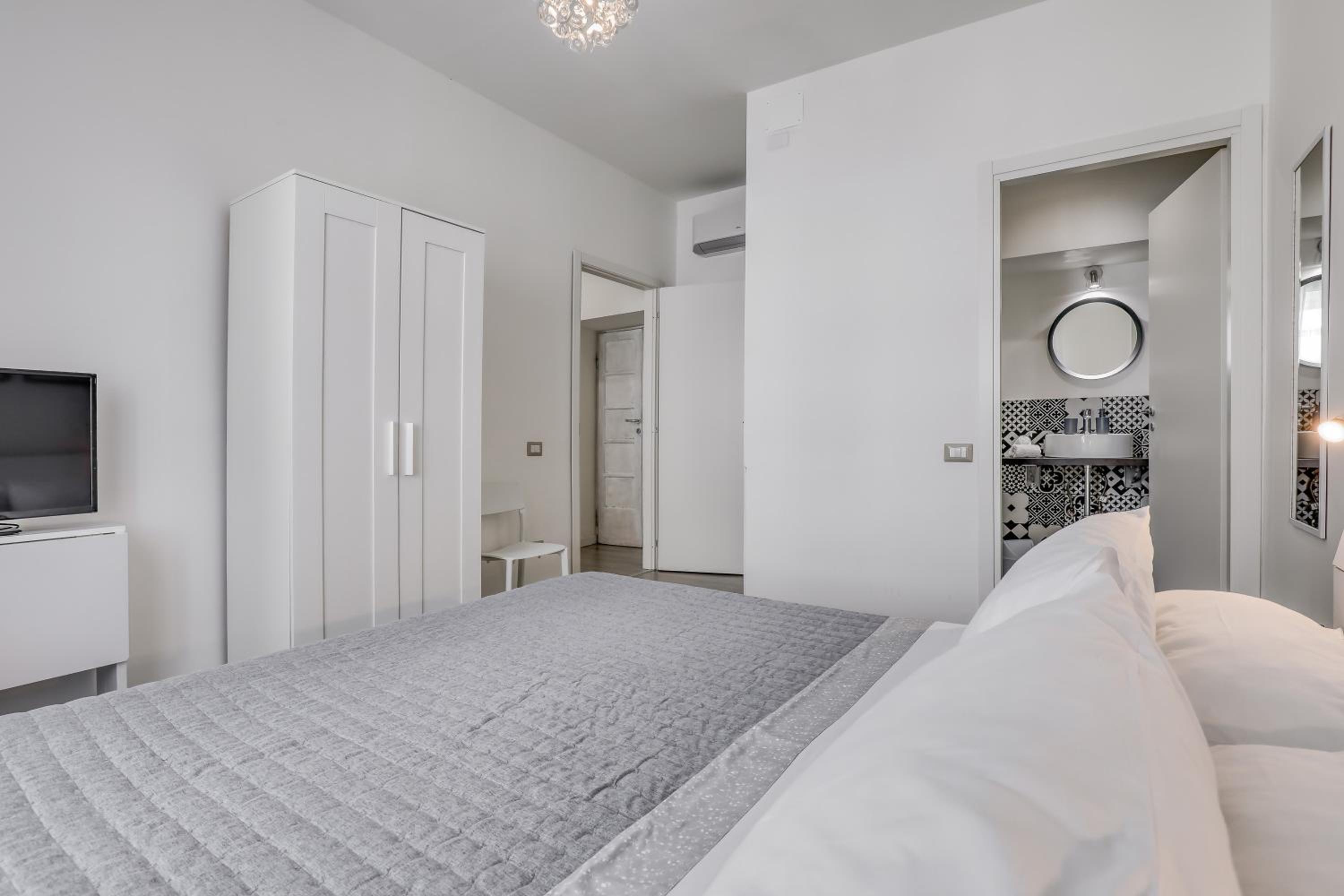 Double Room with Private Bathroom - Photo 2