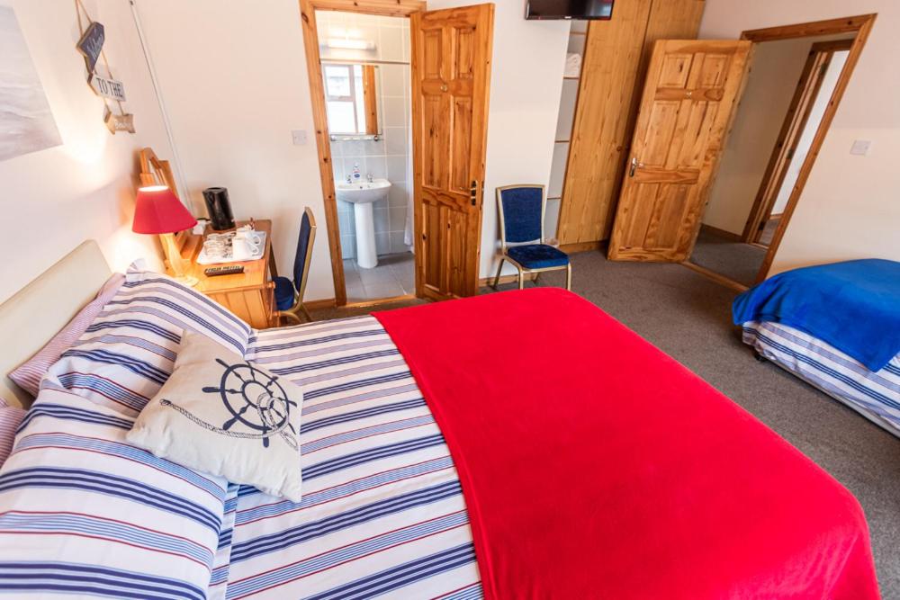 Double or Twin Room with Private Bathroom photo 3