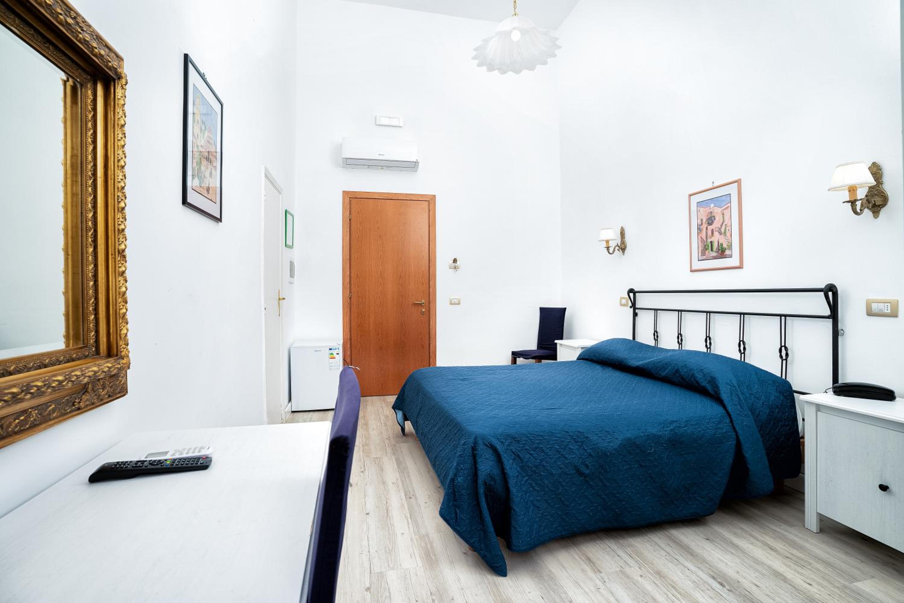 Double Room - Photo 7