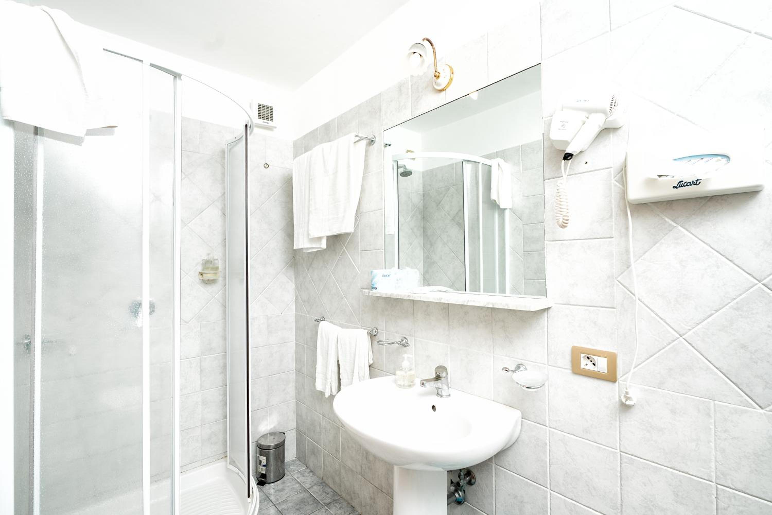 Double Room - Photo 6