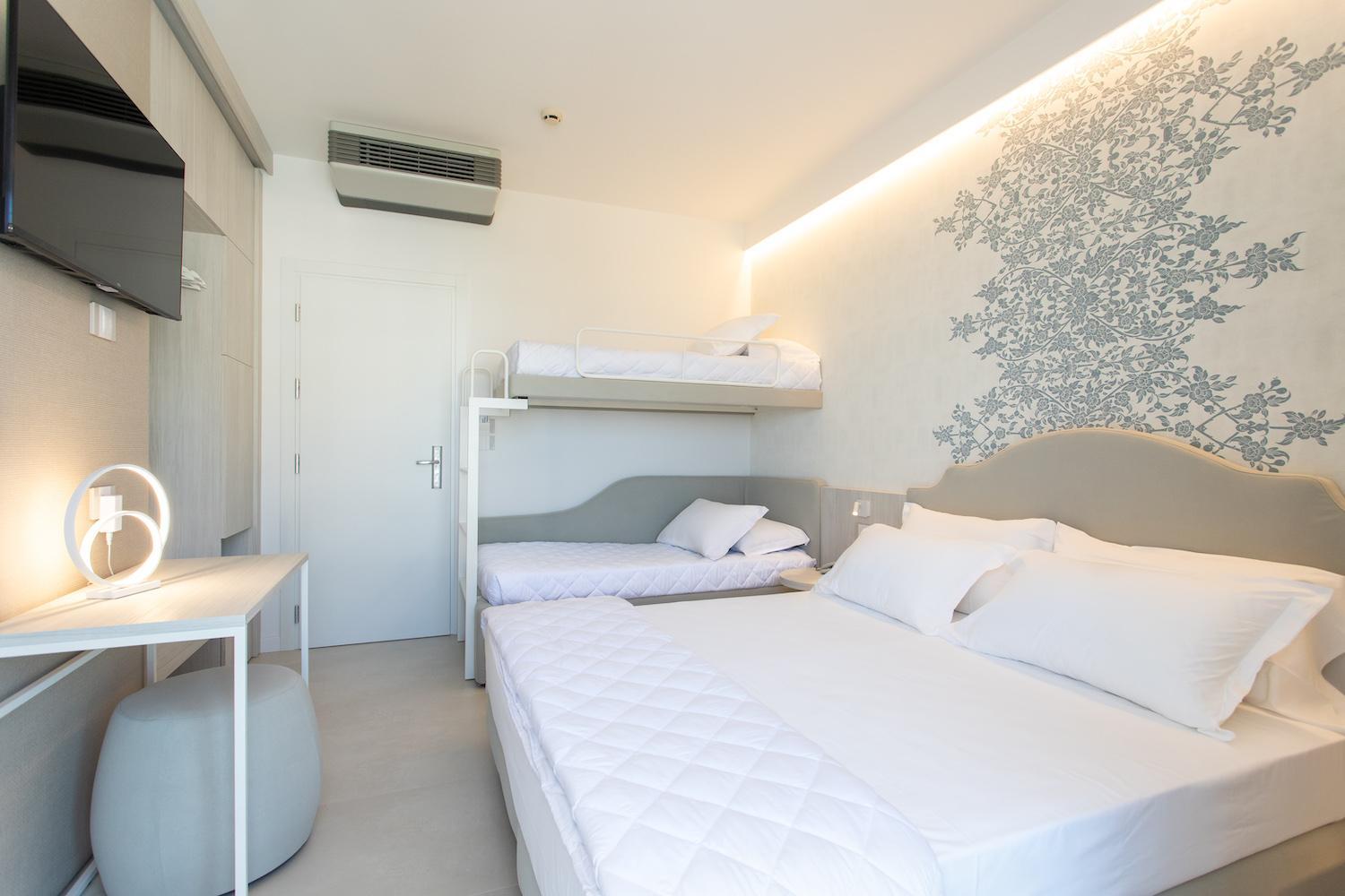 Superior Quadruple Room with Side Sea View photo 2