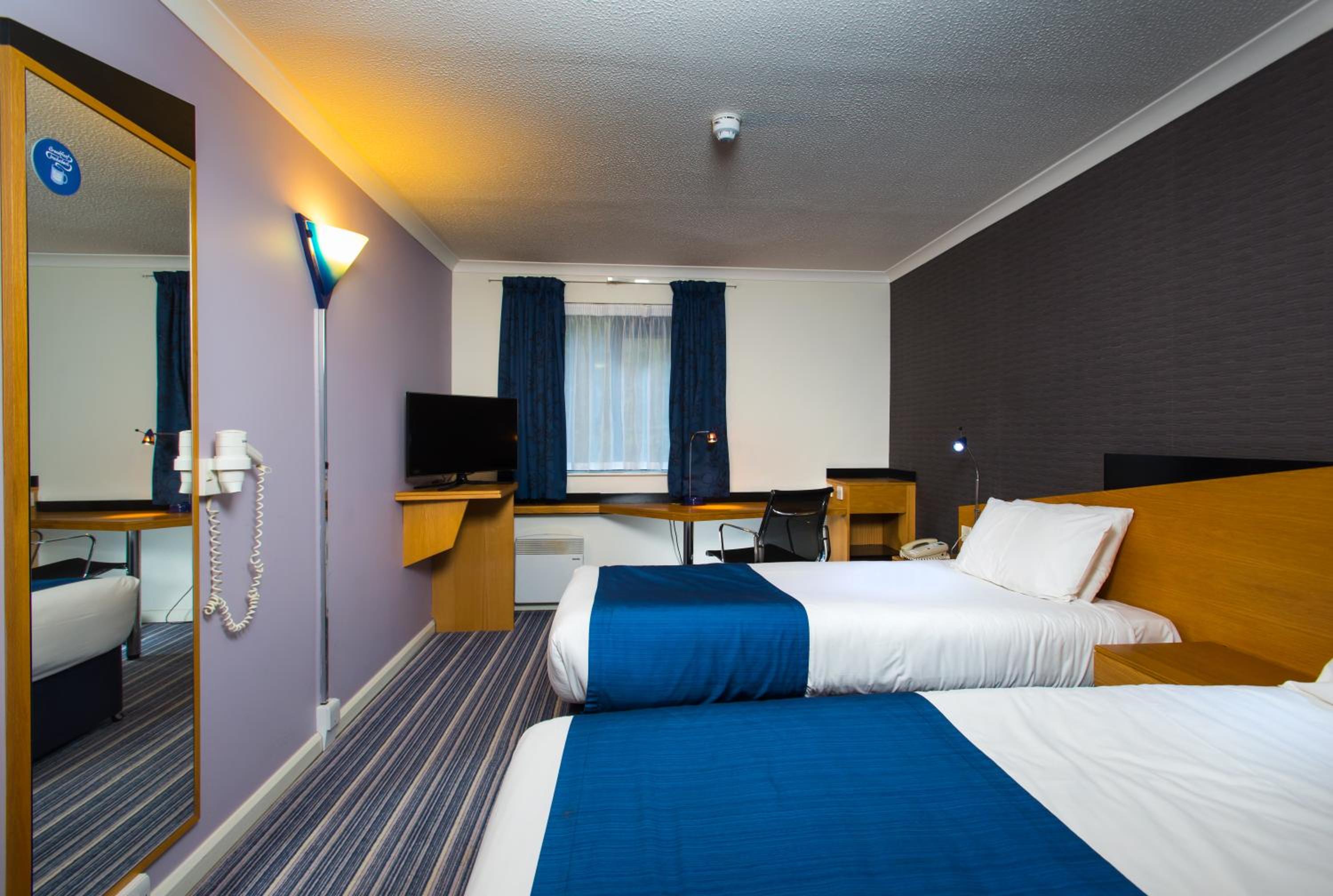 Standard Twin Room with Free Hot Breakfast - Photo 3