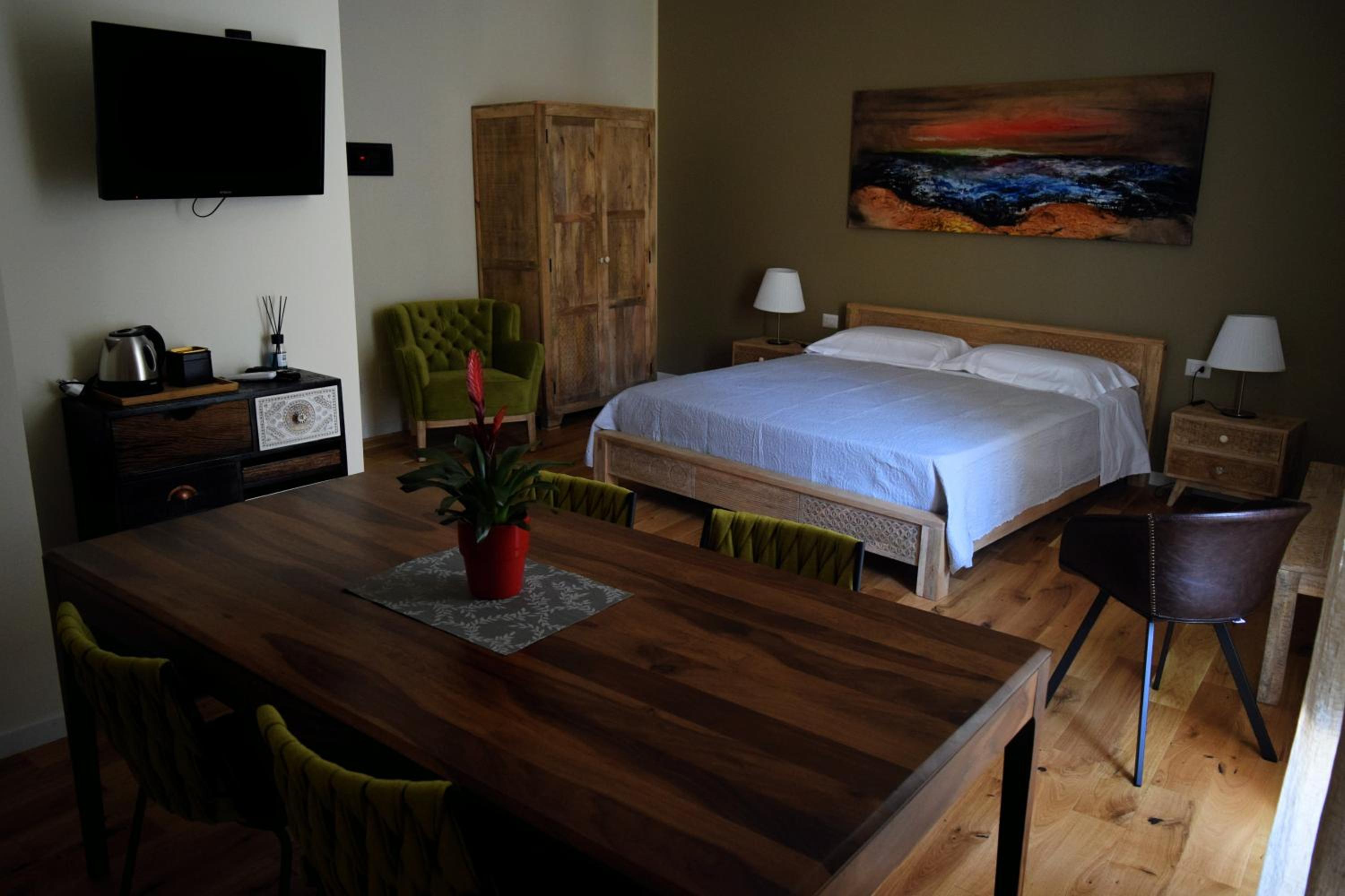 Deluxe King Room - Photo 2
