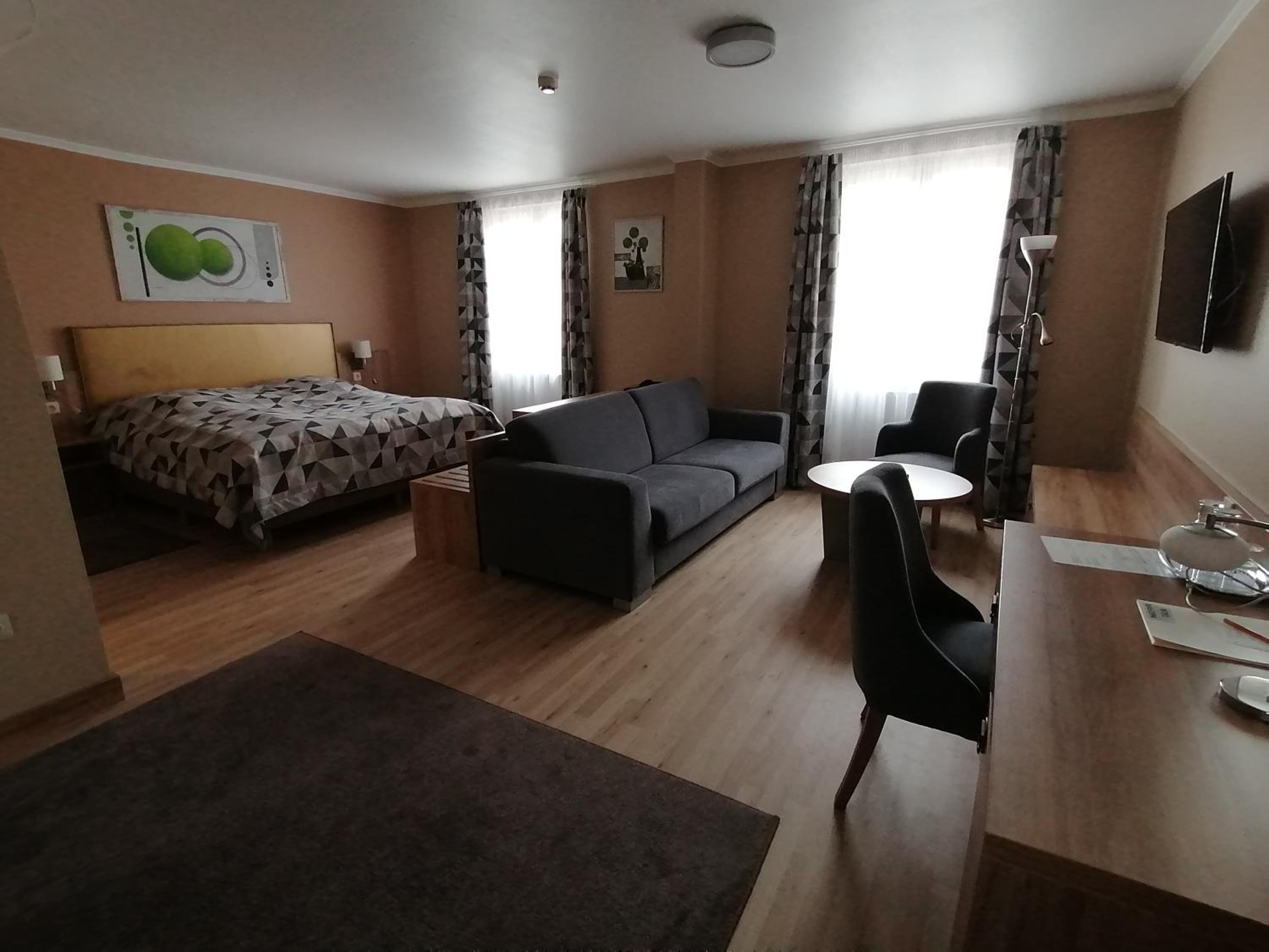 Suite - Photo 1
