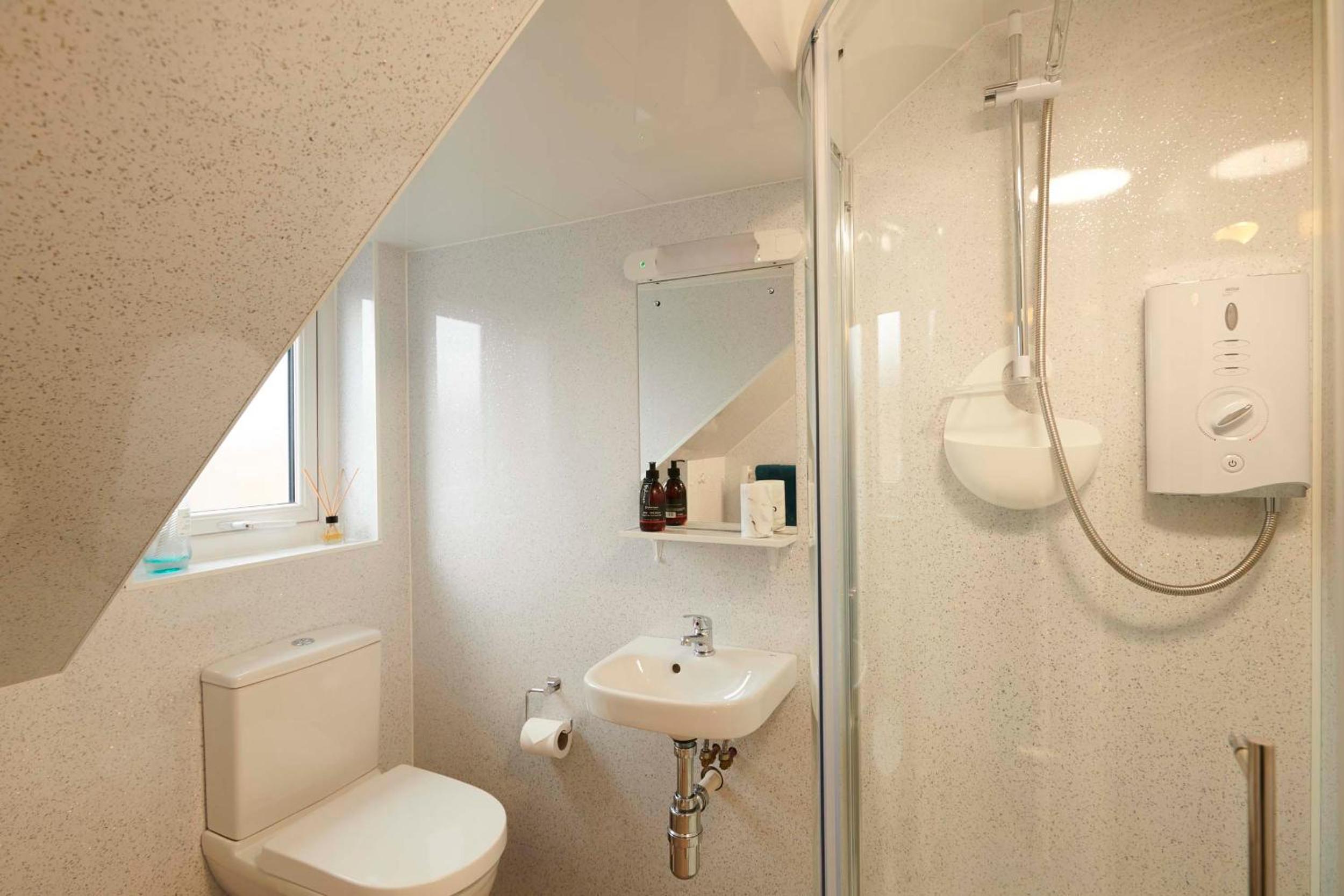 One-Bedroom Apartment - Photo 3