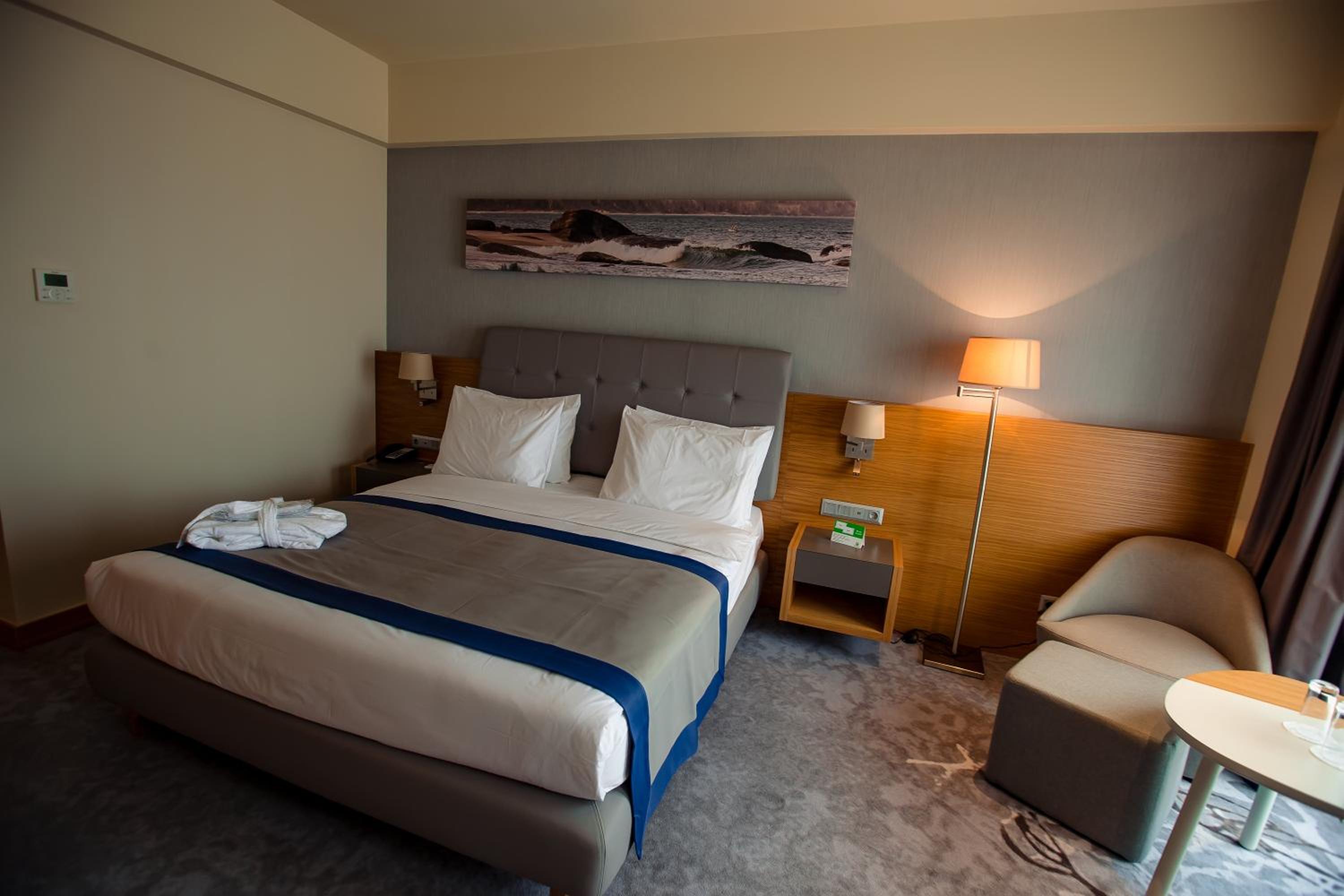 Standard King Room - Photo 12